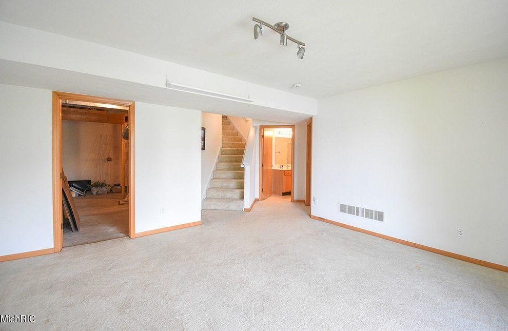 507 Abbey Mill Dr, Ada MI 49301-7746 exterior