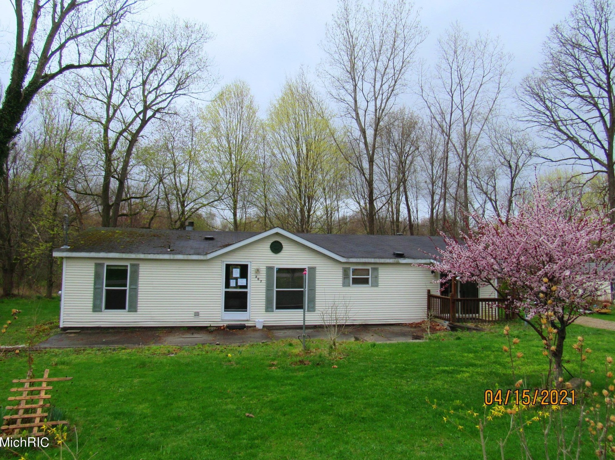 207 Bangor Rd, Lawrence, MI 49064