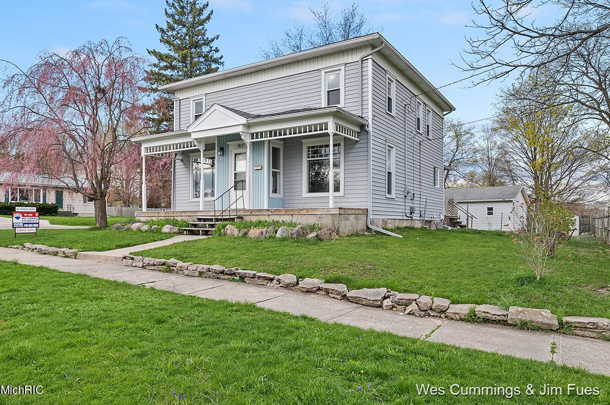 915 Pearl St, Belding, MI 48809