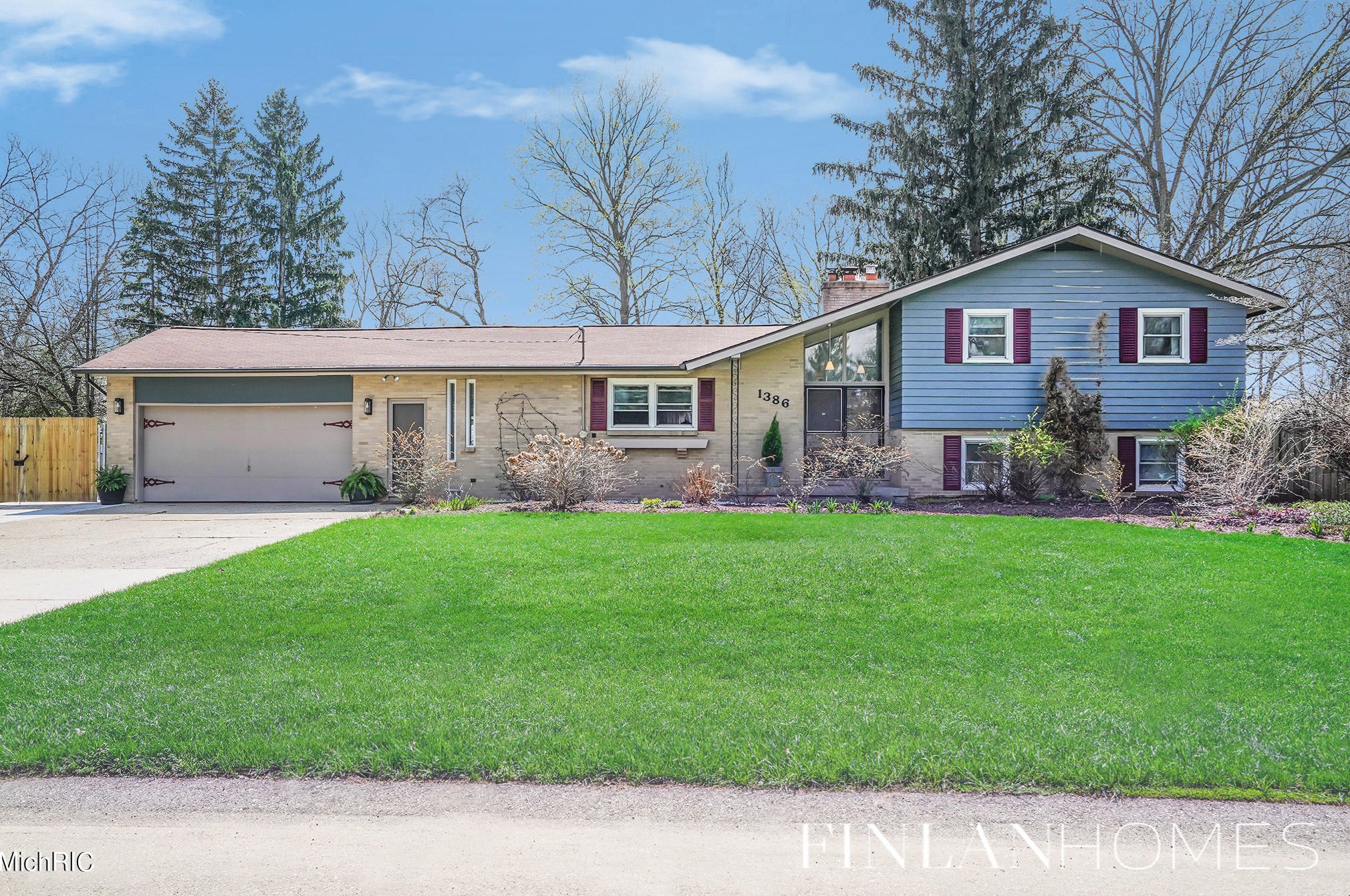 1386 Maplewood Dr, Jenison, MI 49428-8365