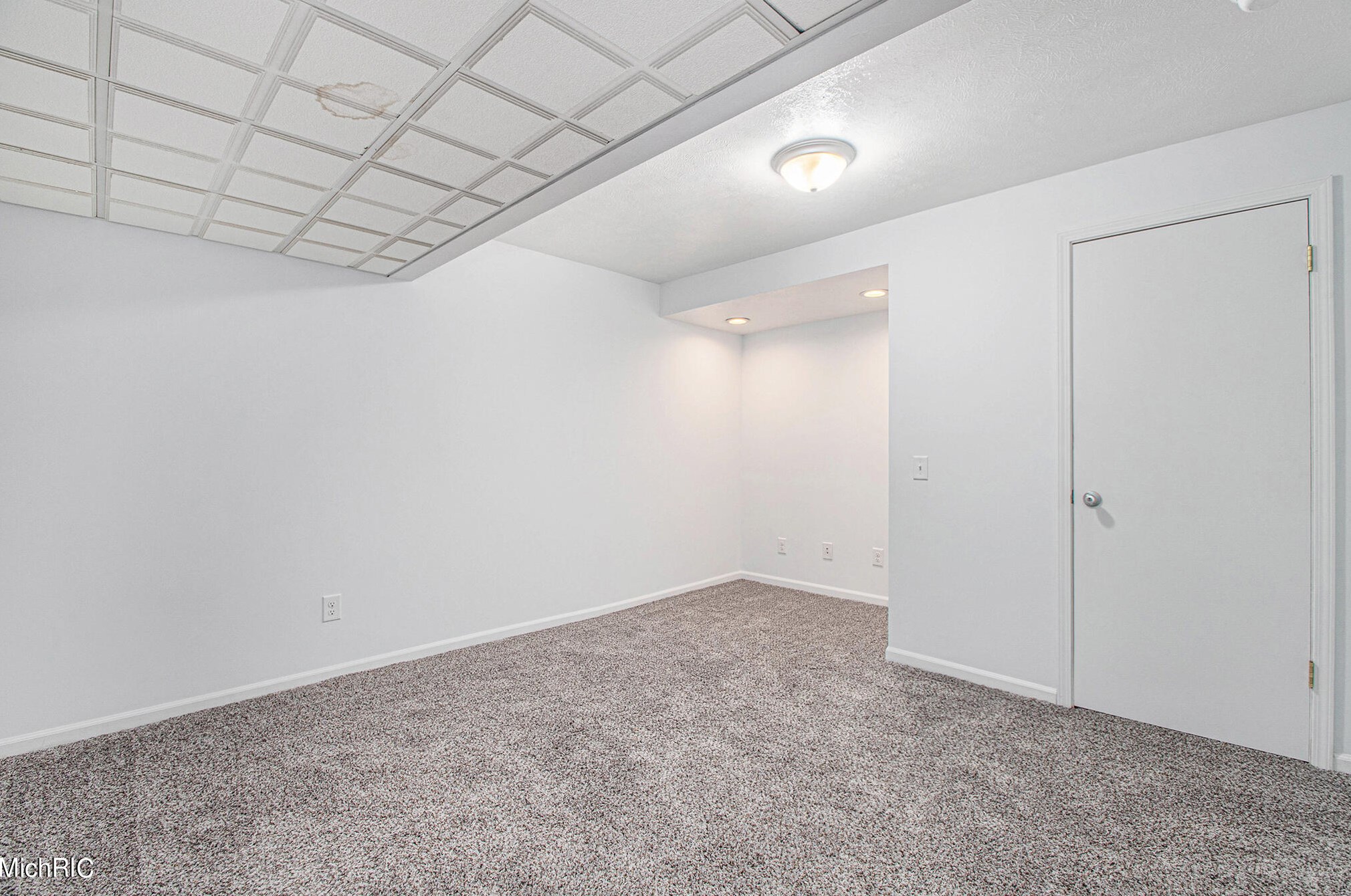 925 4th St, Niles MI 49120-1614 exterior