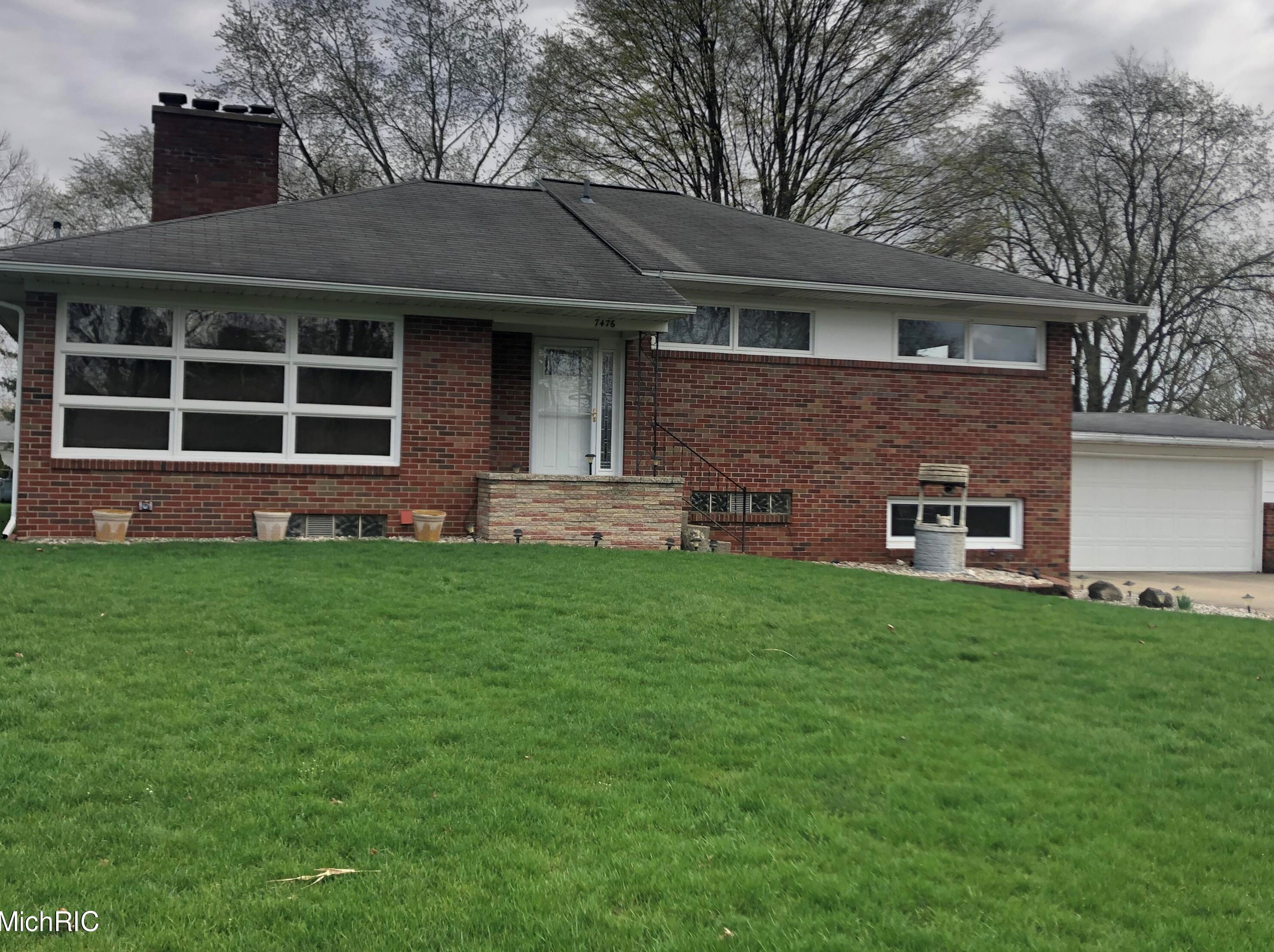 7476 Belvue Ln, Jenison, MI 49428-9747