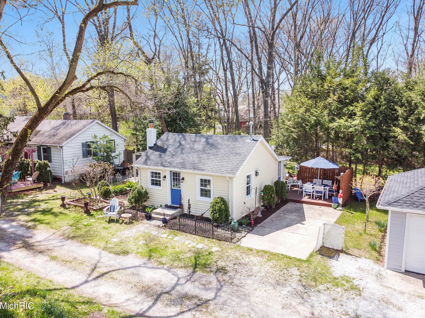 21 Ramona Ct, Michiana, MI 49117-1167