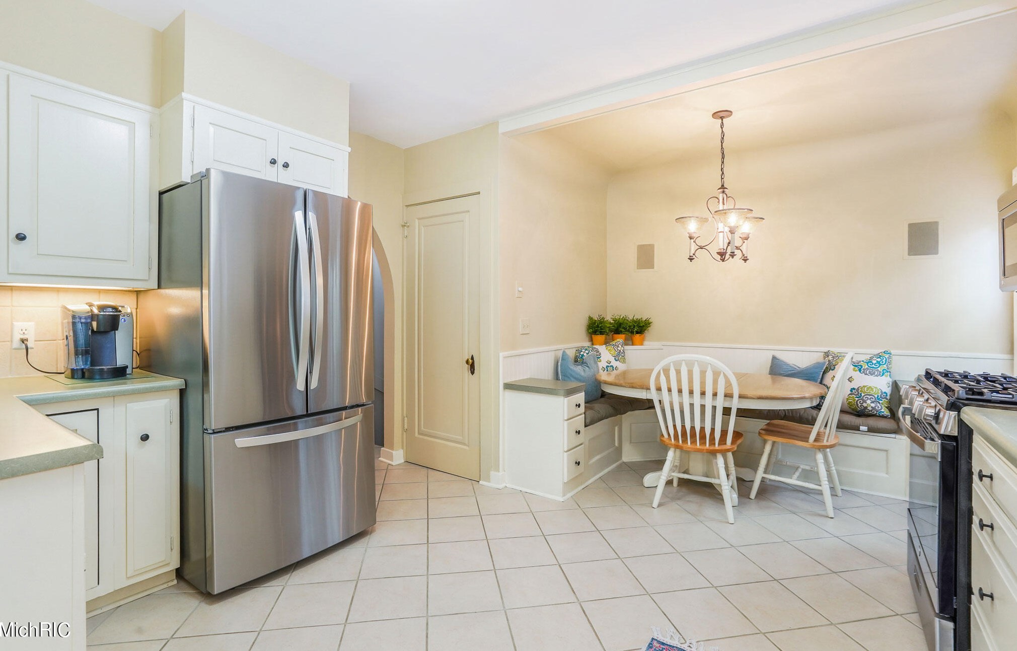 2347 Englewood Dr, Grand Rapids MI  49506-4539 exterior