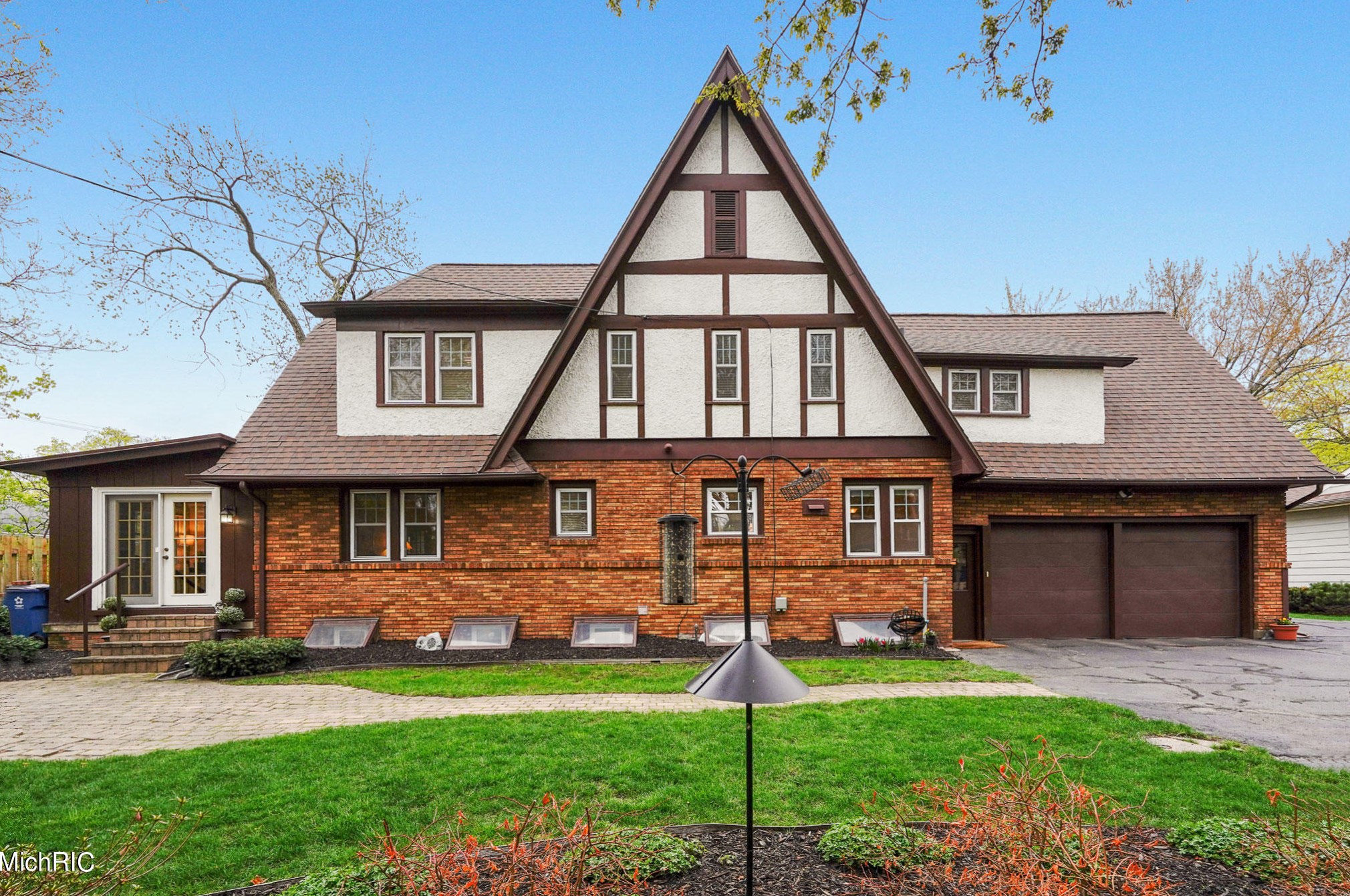 2347 Englewood Dr, Grand Rapids MI  49506-4539 exterior