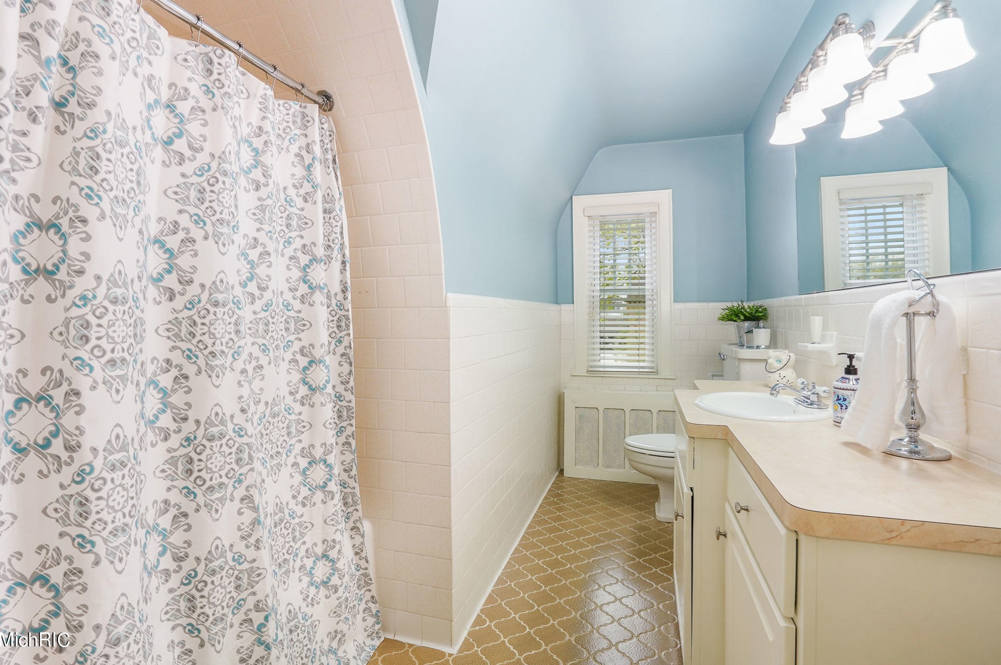 2347 Englewood Dr, Grand Rapids MI  49506-4539 exterior