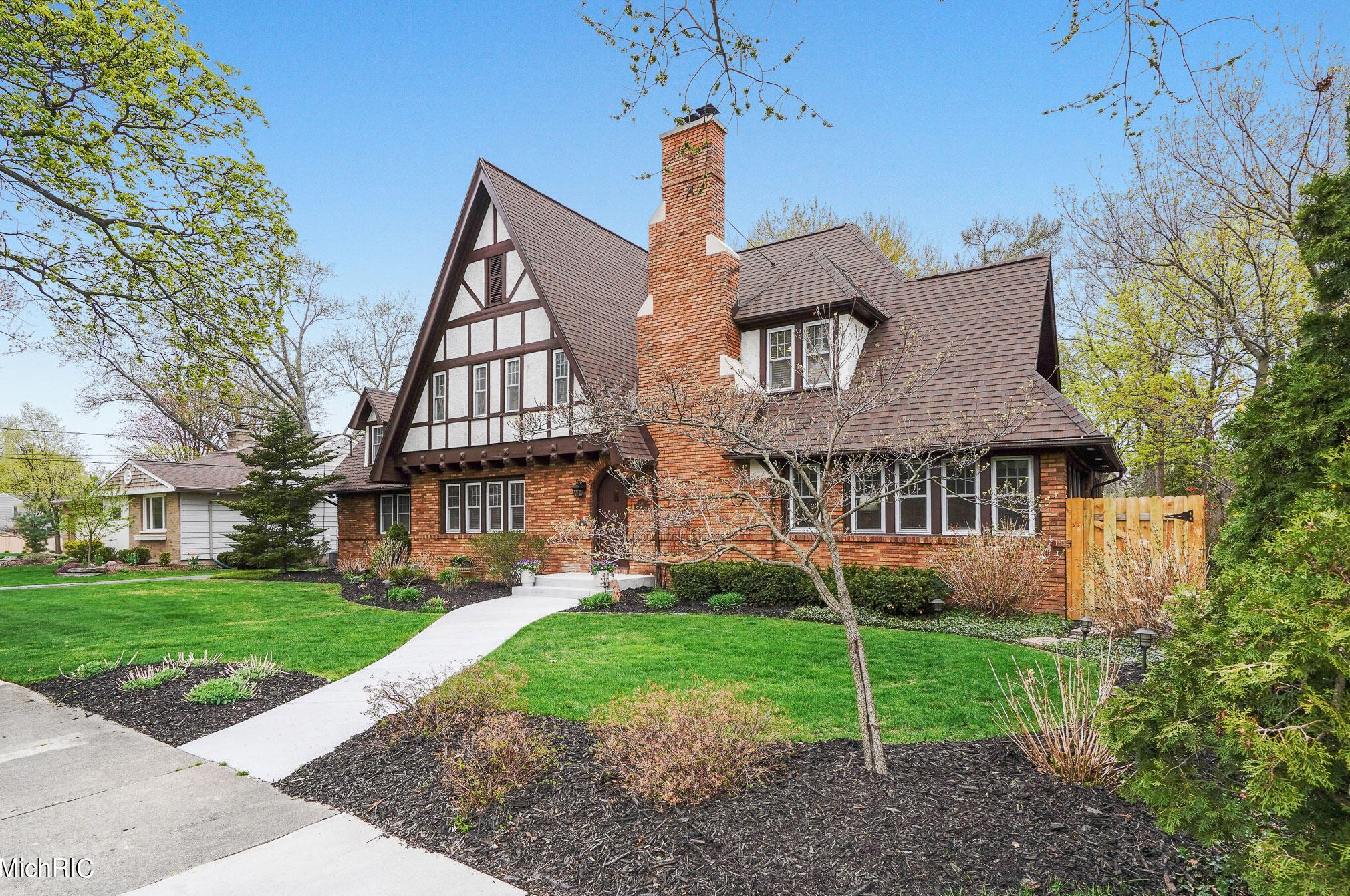 2347 Englewood Dr, Grand Rapids MI  49506-4539 exterior