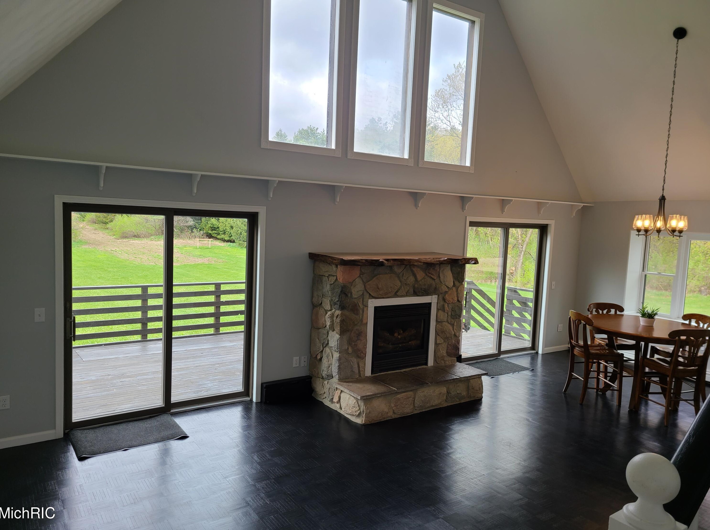 320 11th St, Edmore, MI 48829