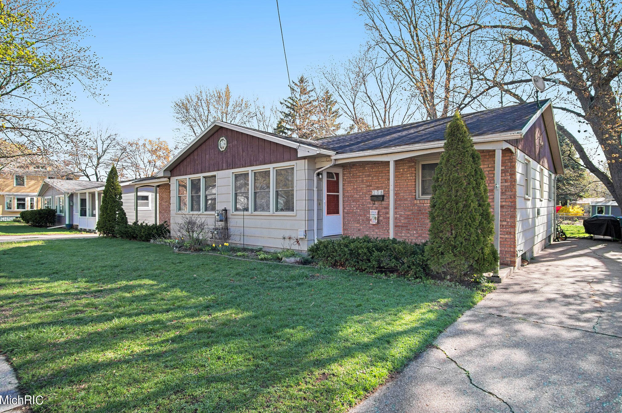 210 Division St, Spring Lake MI  49456-1643 exterior