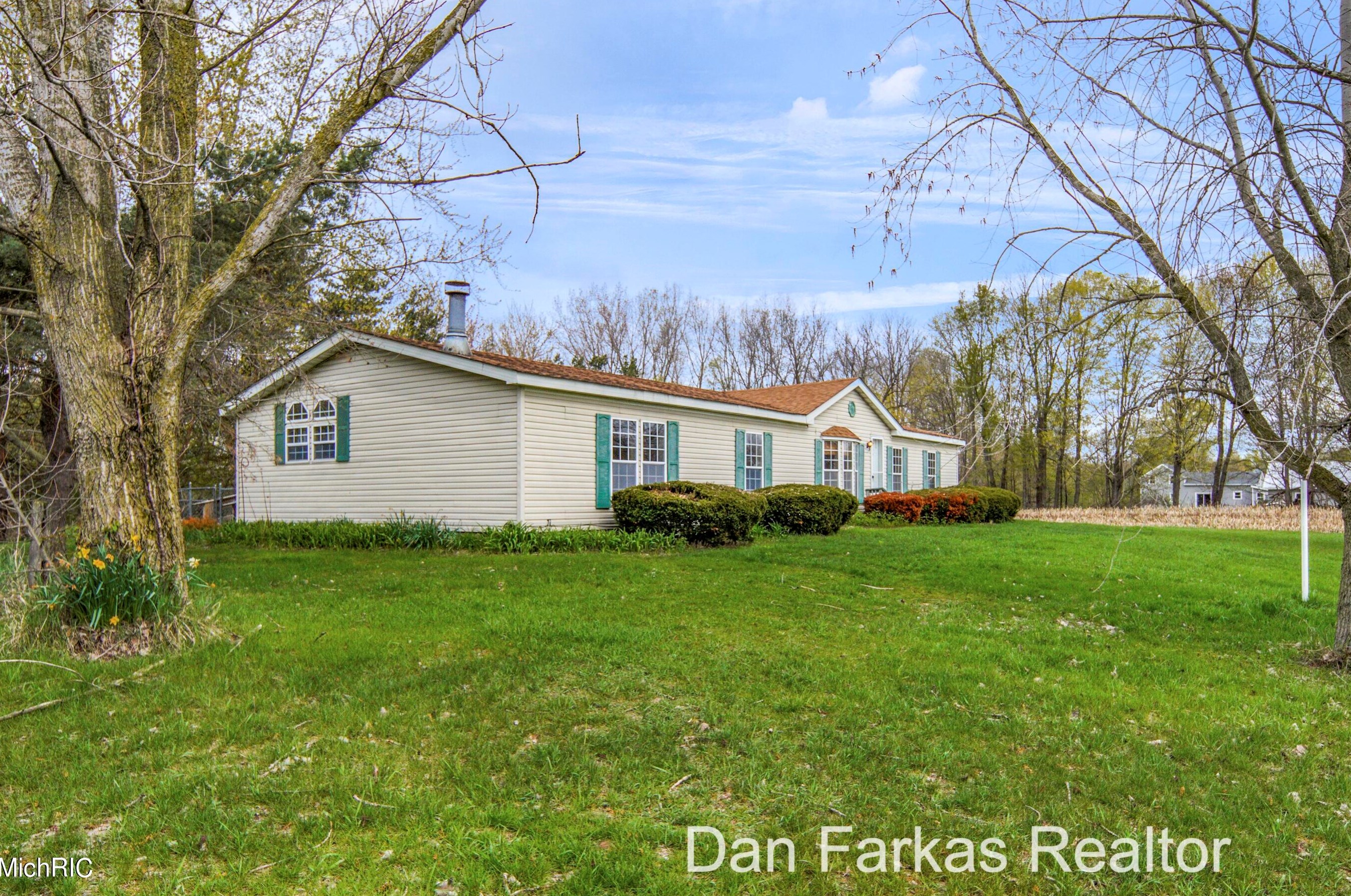 2976 21st St, Hopkins, MI 49328-9601