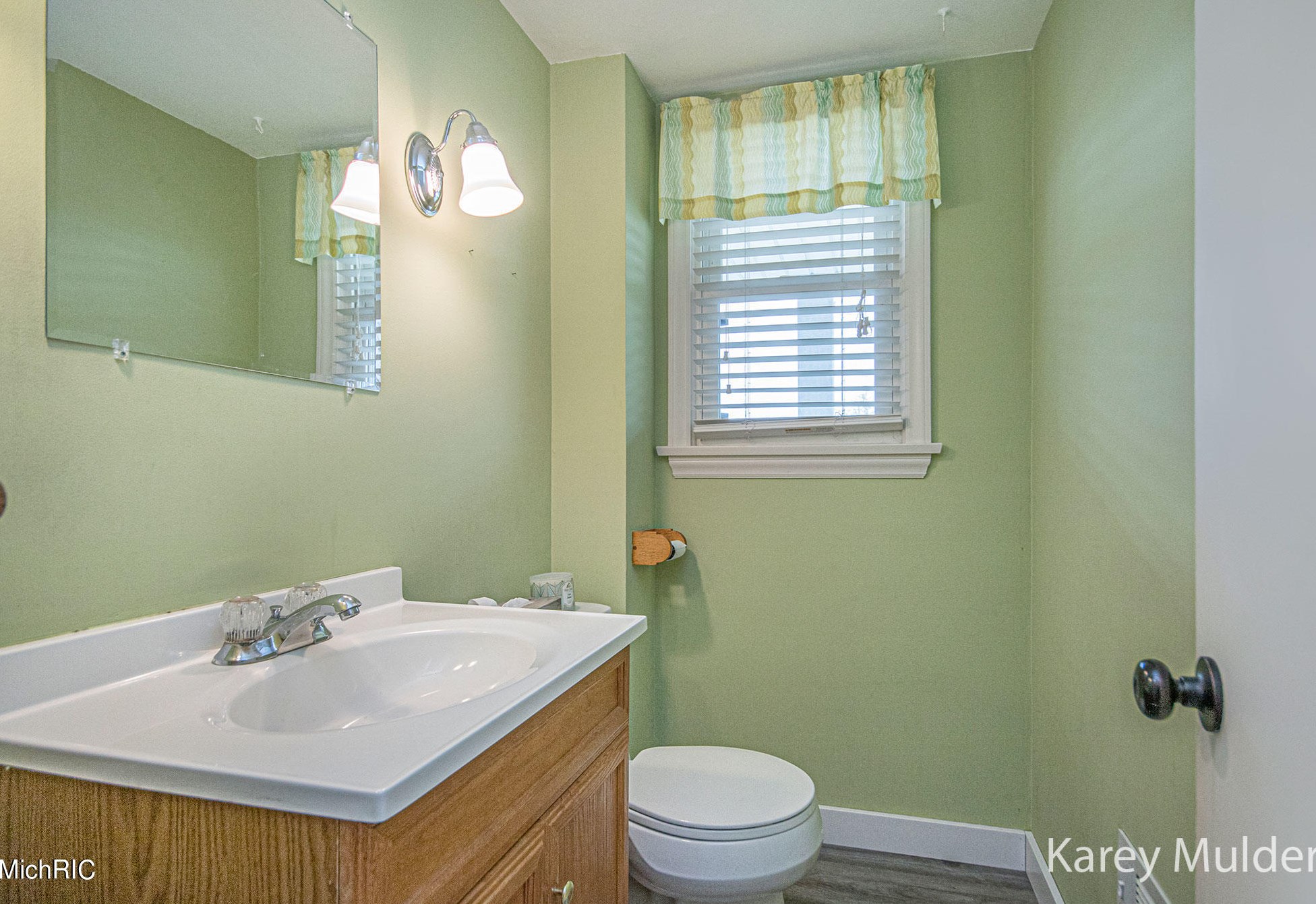 1073 Lockridge Dr, Grand Rapids MI  49505-4841 exterior