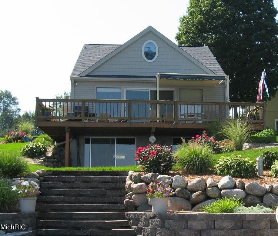 6990 Shoreline Dr, Delton, MI 49046-6402