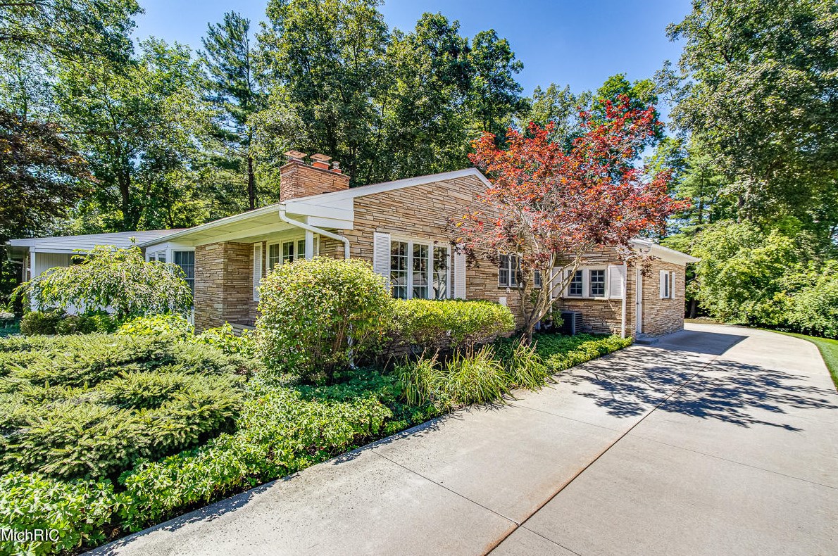 311 Greenbrier Dr Se, Grand Rapids, MI 49546