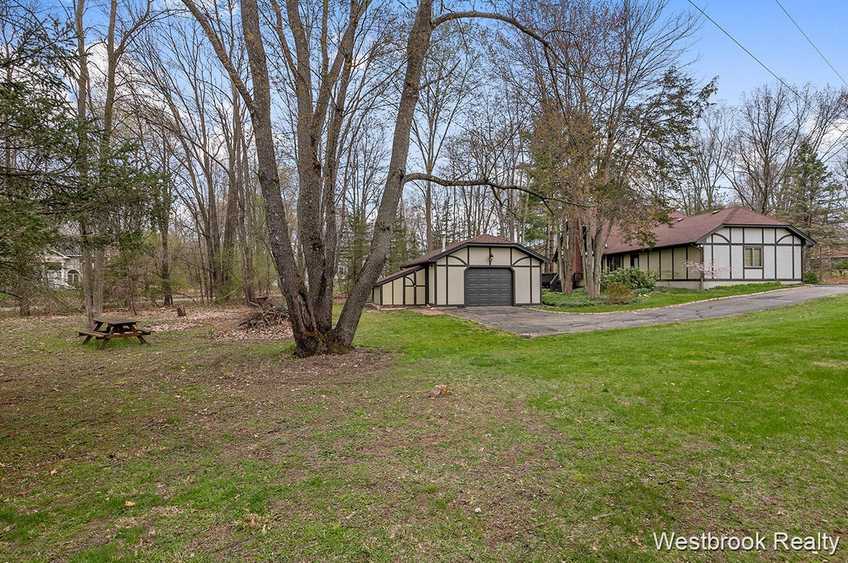 5640 Hall St, Grand Rapids MI  49546-3844 exterior