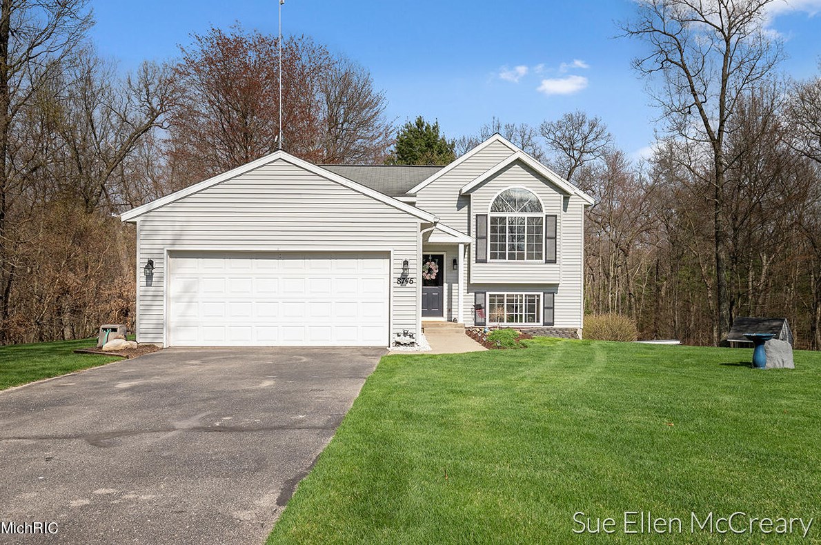 8746 Oakridge Dr, Howard City, MI 49329