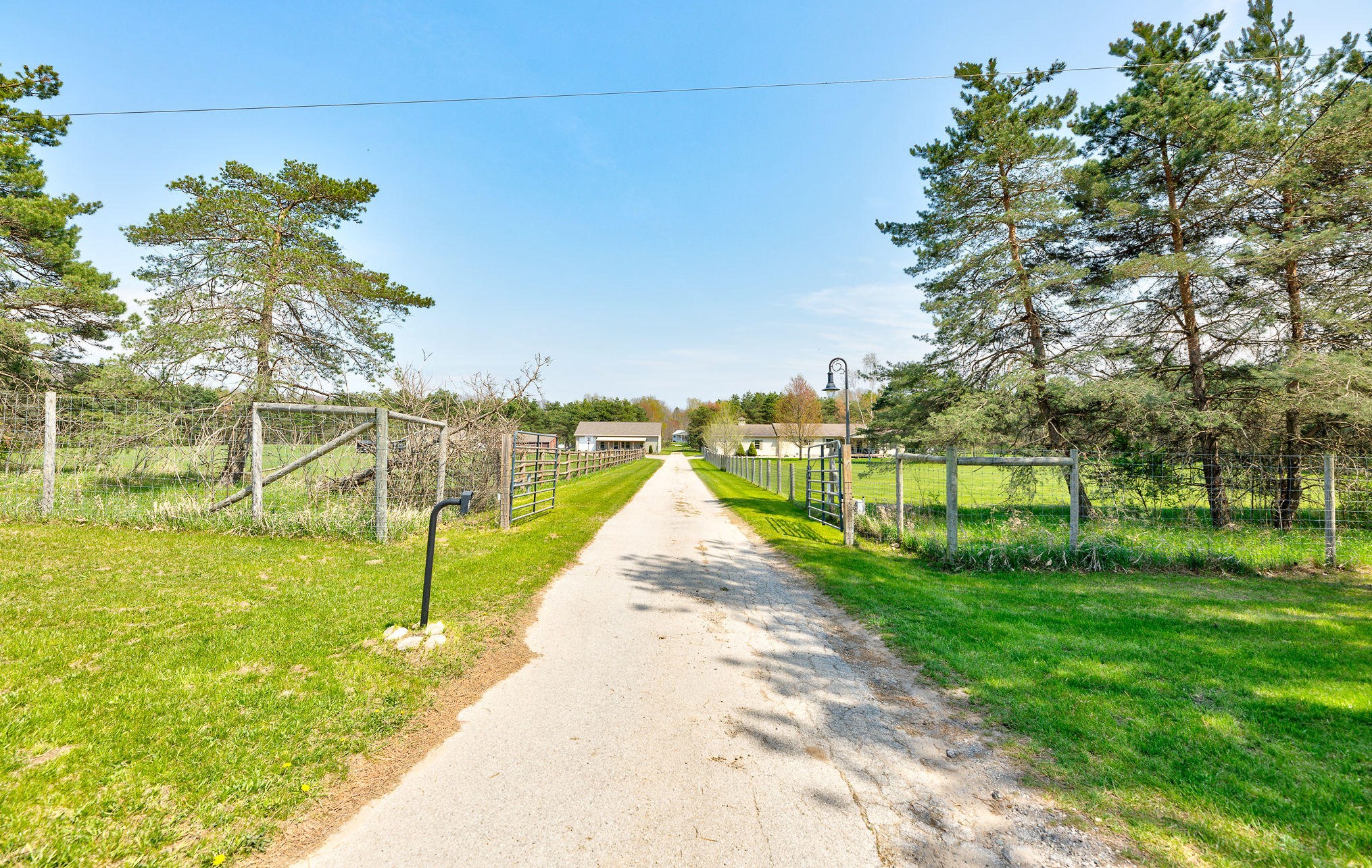 1070 S Squires Rd, Ravenna, MI 49451