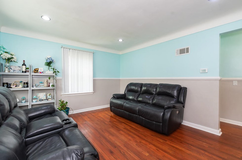 1613 Sunnyside Dr, Kalamazoo, MI 49048-1366