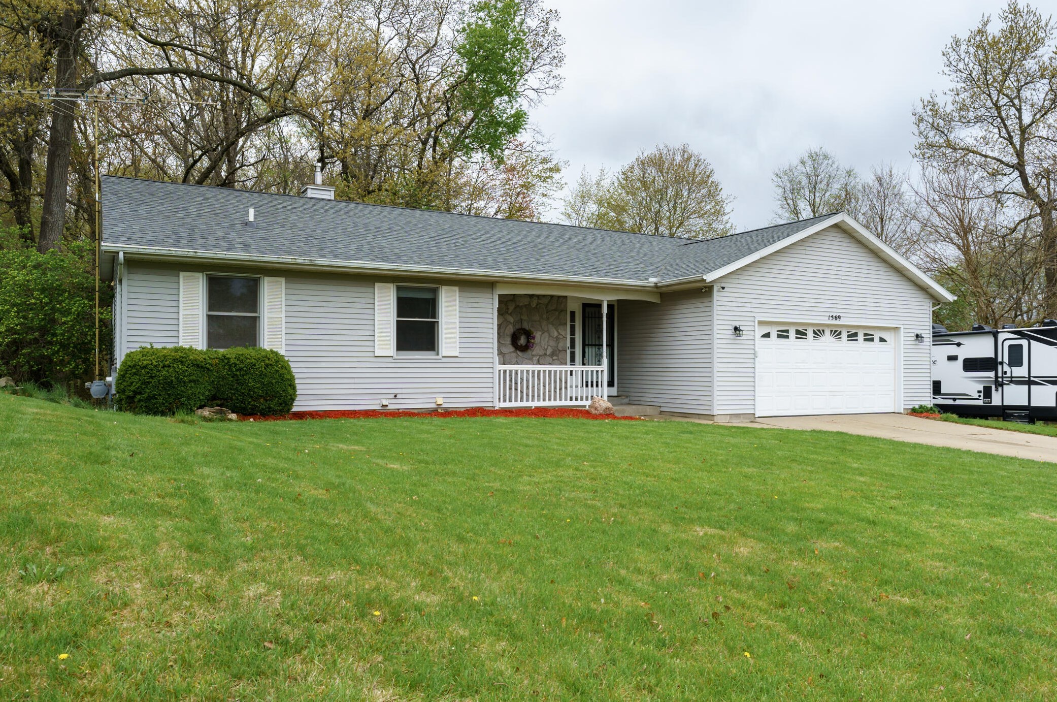 1569 Cedarbrook Dr, Kalamazoo, MI 49048