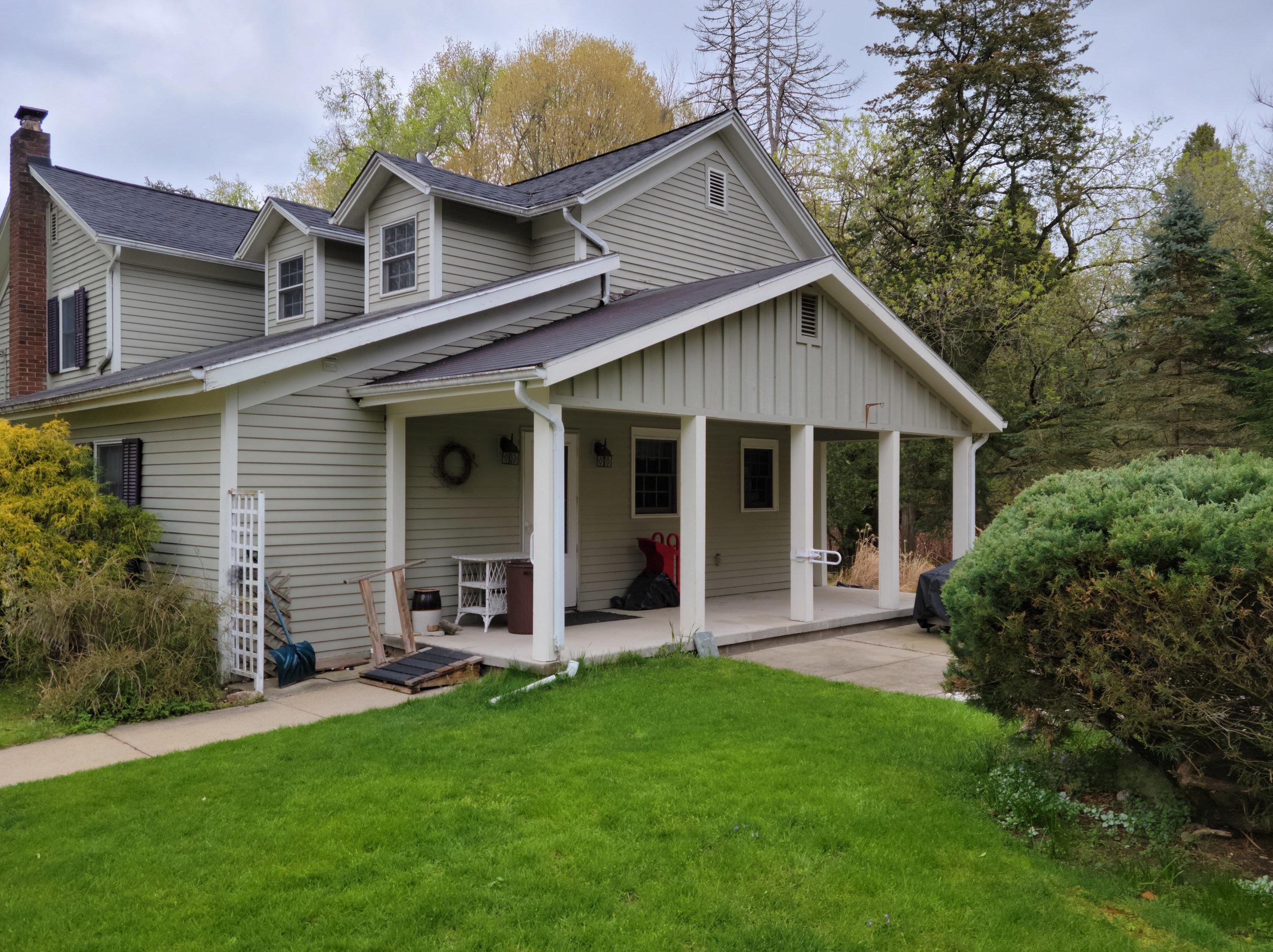 4626 Jackson Rd, Jackson, MI 49201-8303