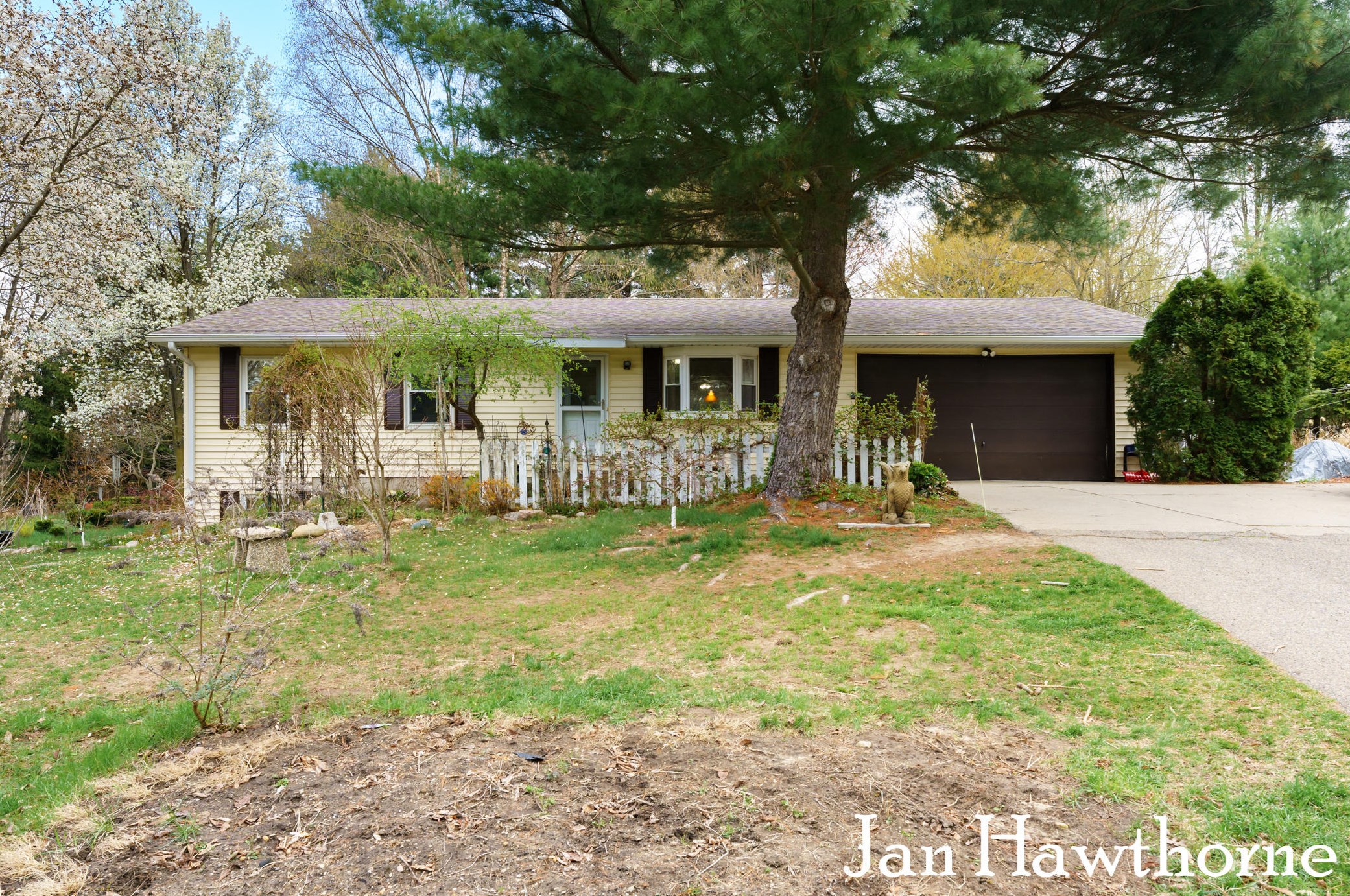 7601 92nd St, Caledonia, MI 49316-8981