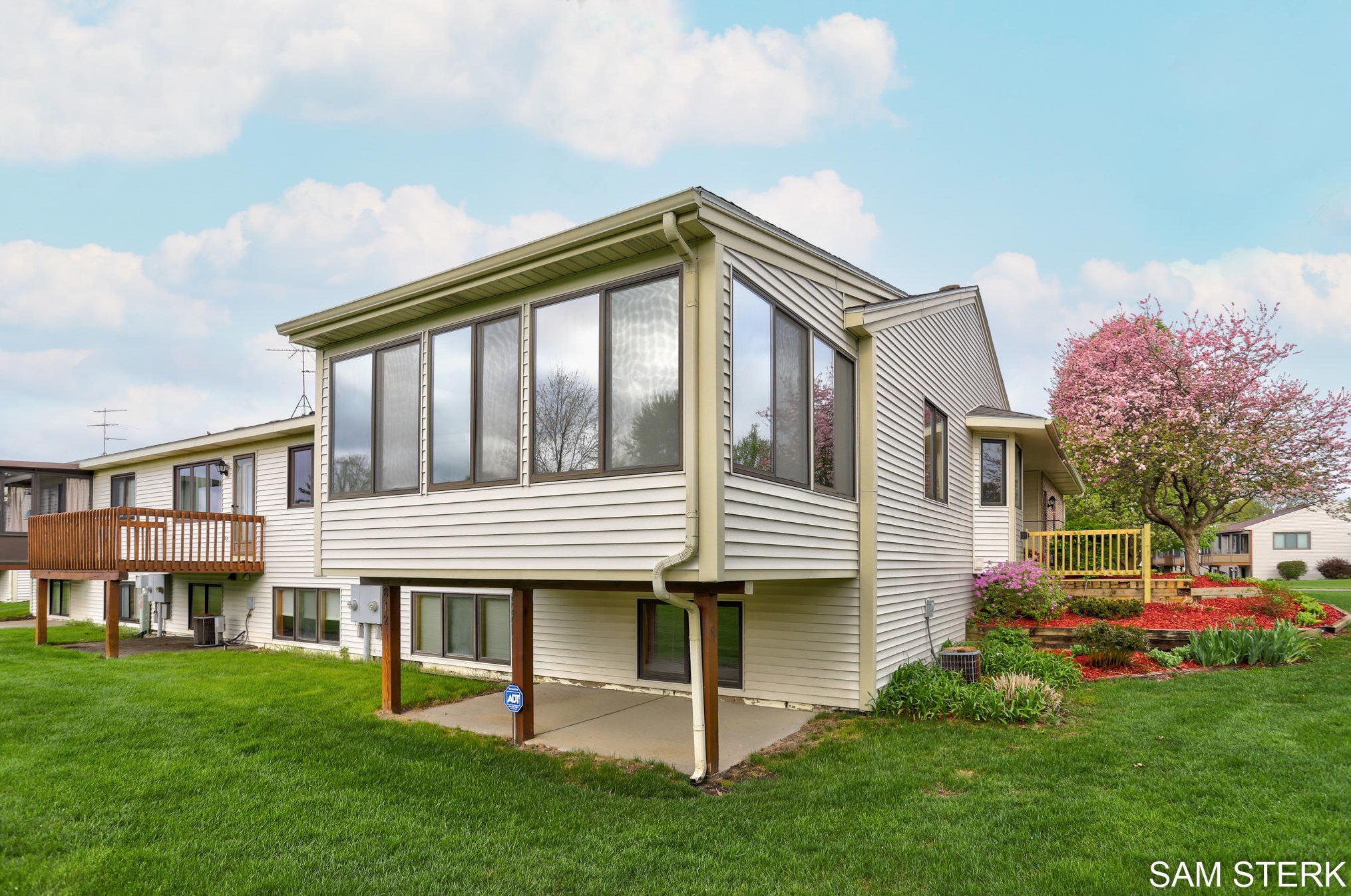 812 Bayou Dr, Byron Township MI 49315-8383 exterior