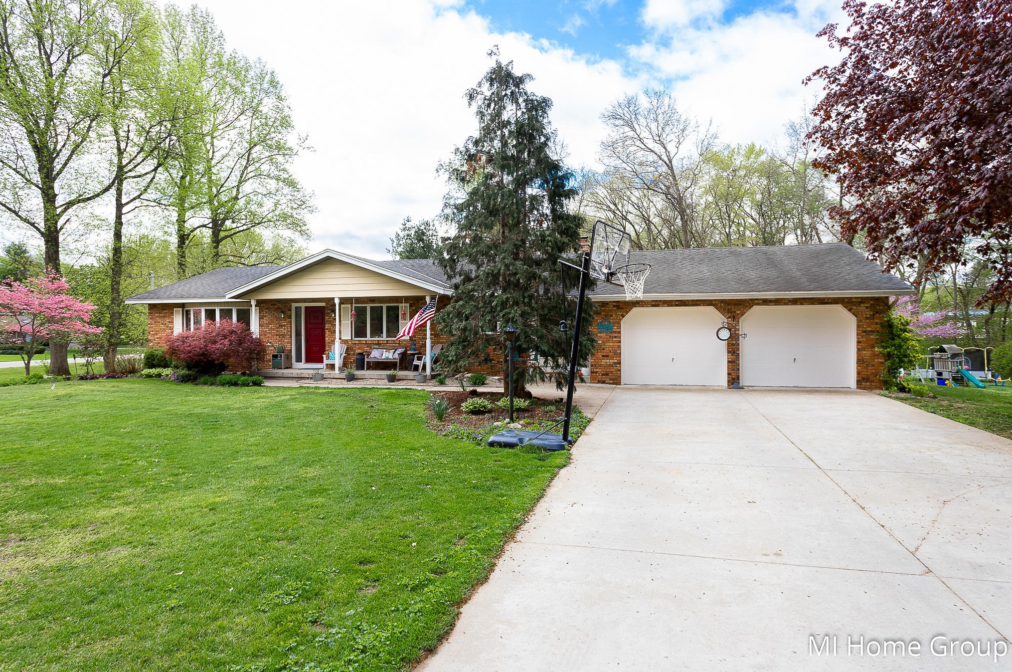 4526 Scenic Dr, Hamilton, MI 49419