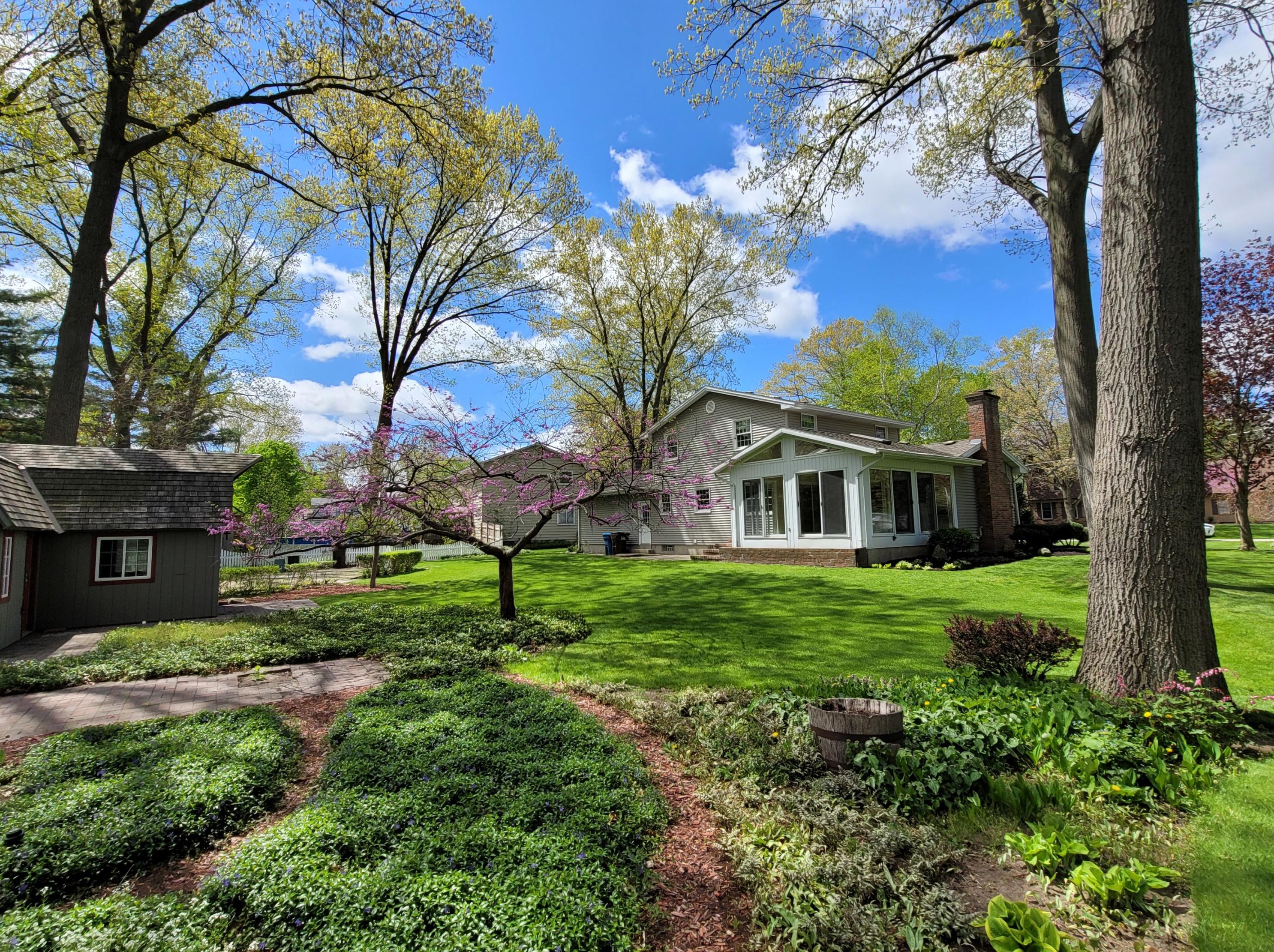 8100 Belaire Dr, Jenison, MI 49428-9121