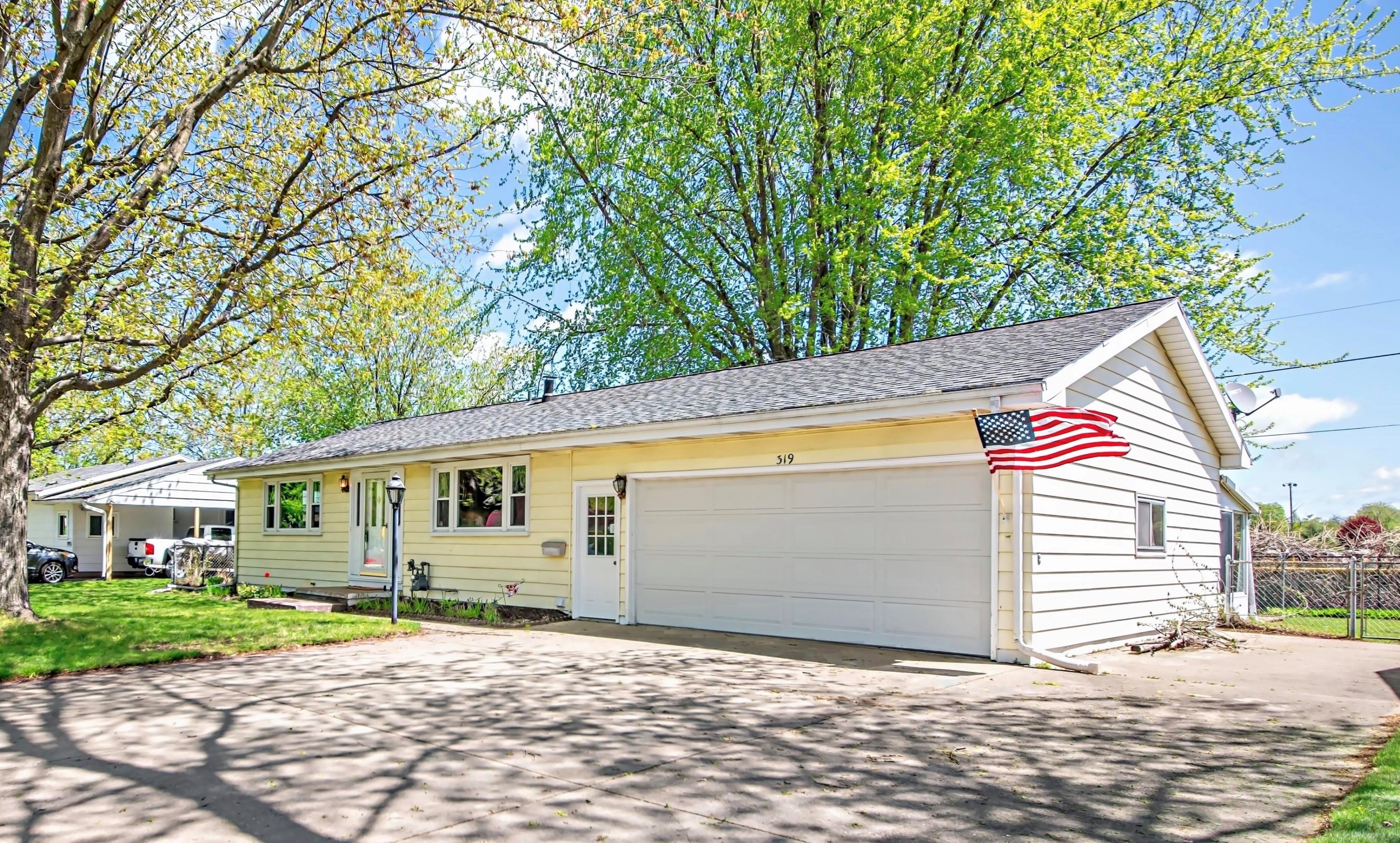 319 Coloma Ave, Coloma, MI 49038-9724