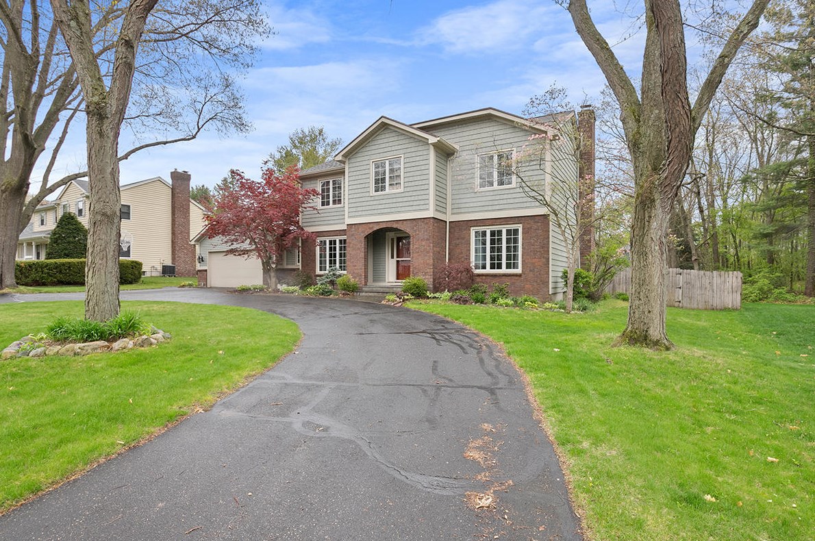 7624 Leyton Dr, Ada, MI 49301-9316