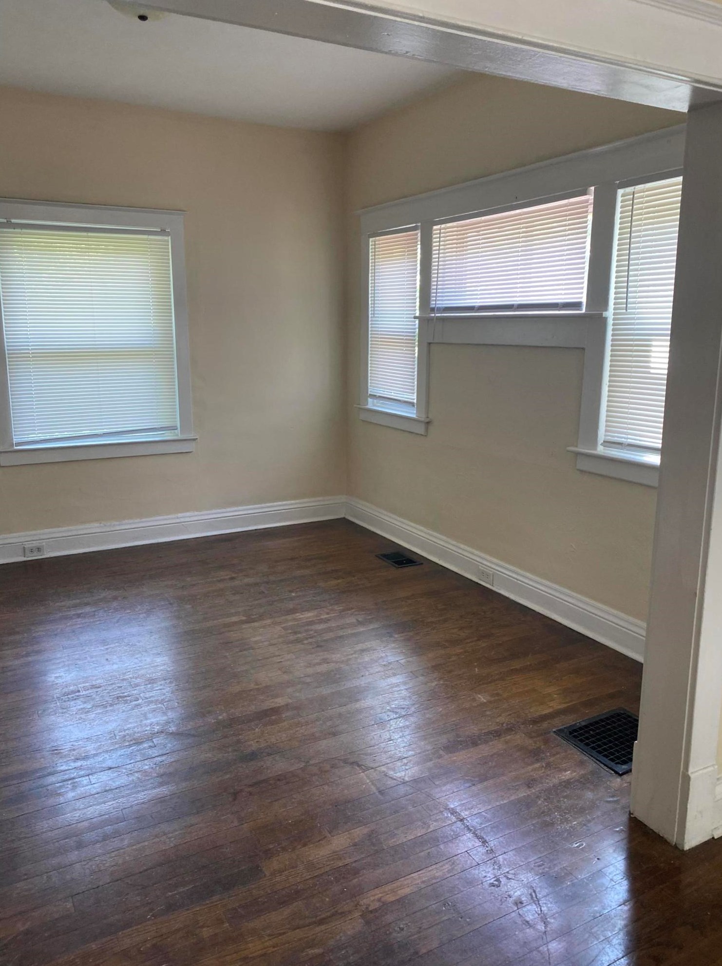 310 Fairbanks St, Grand Rapids MI  49503-1603 exterior