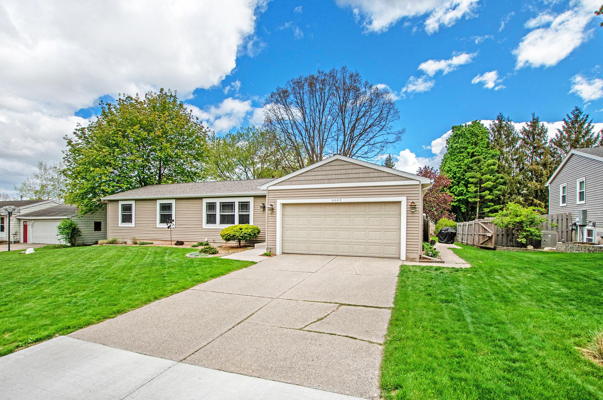 6669 Adaridge Dr, Ada, MI 49301-9091