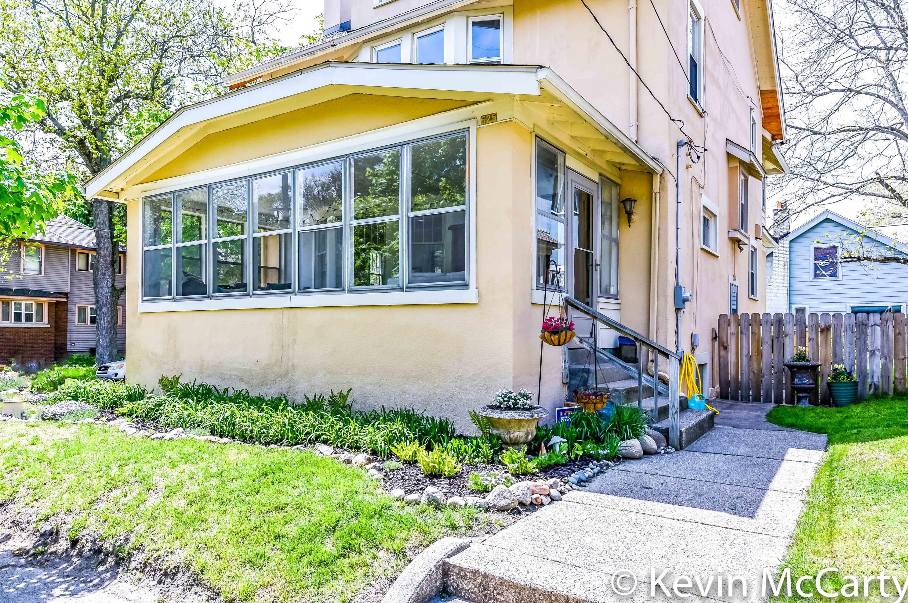 625 Giddings Ave, Grand Rapids MI 49506-3202 exterior