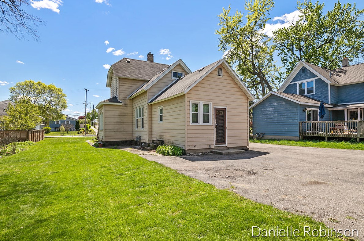 931 Walker Ave, Grand Rapids MI  49504-4352 exterior