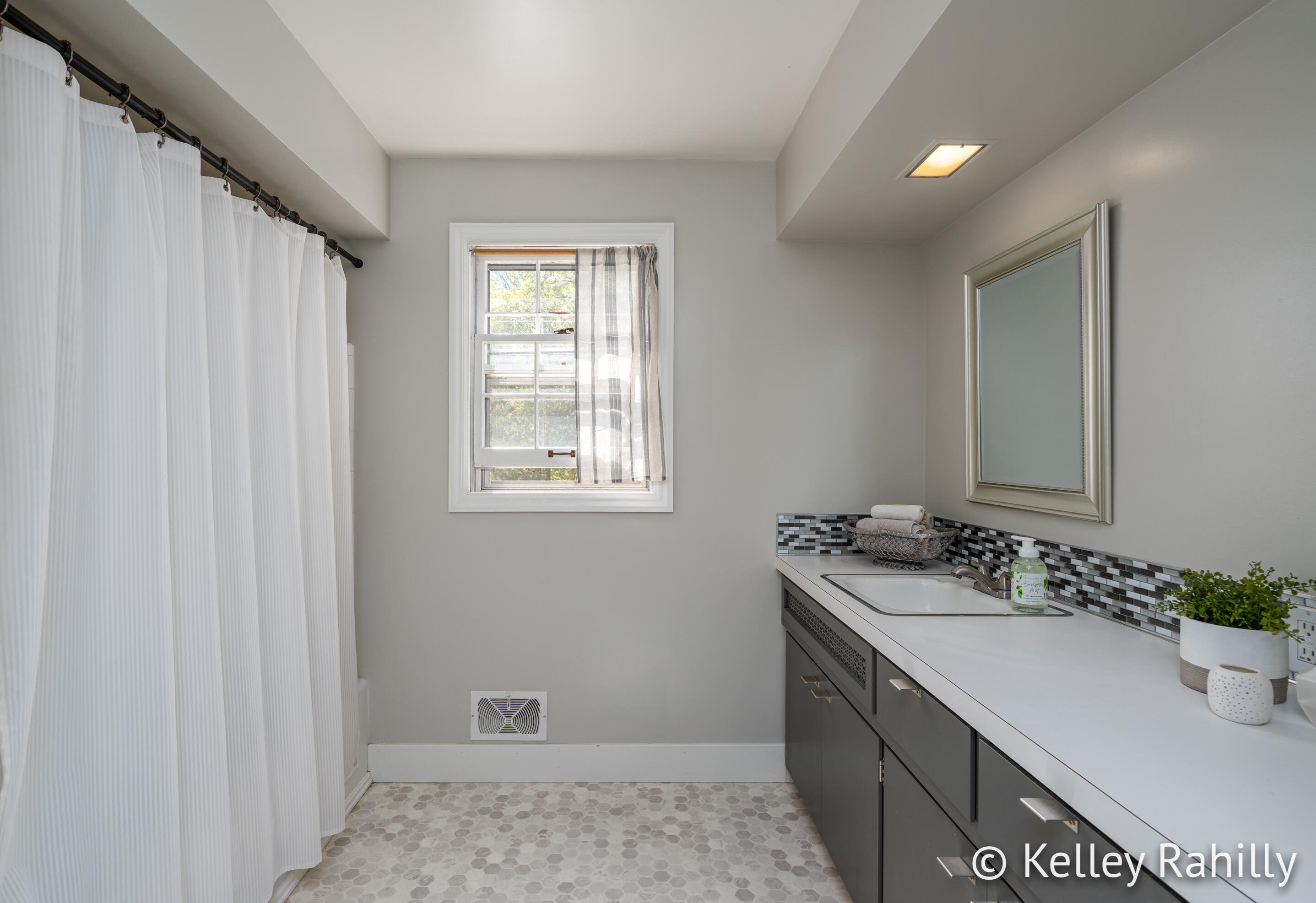 2149 Shiawassee Dr, Grand Rapids MI  49506-5338 exterior