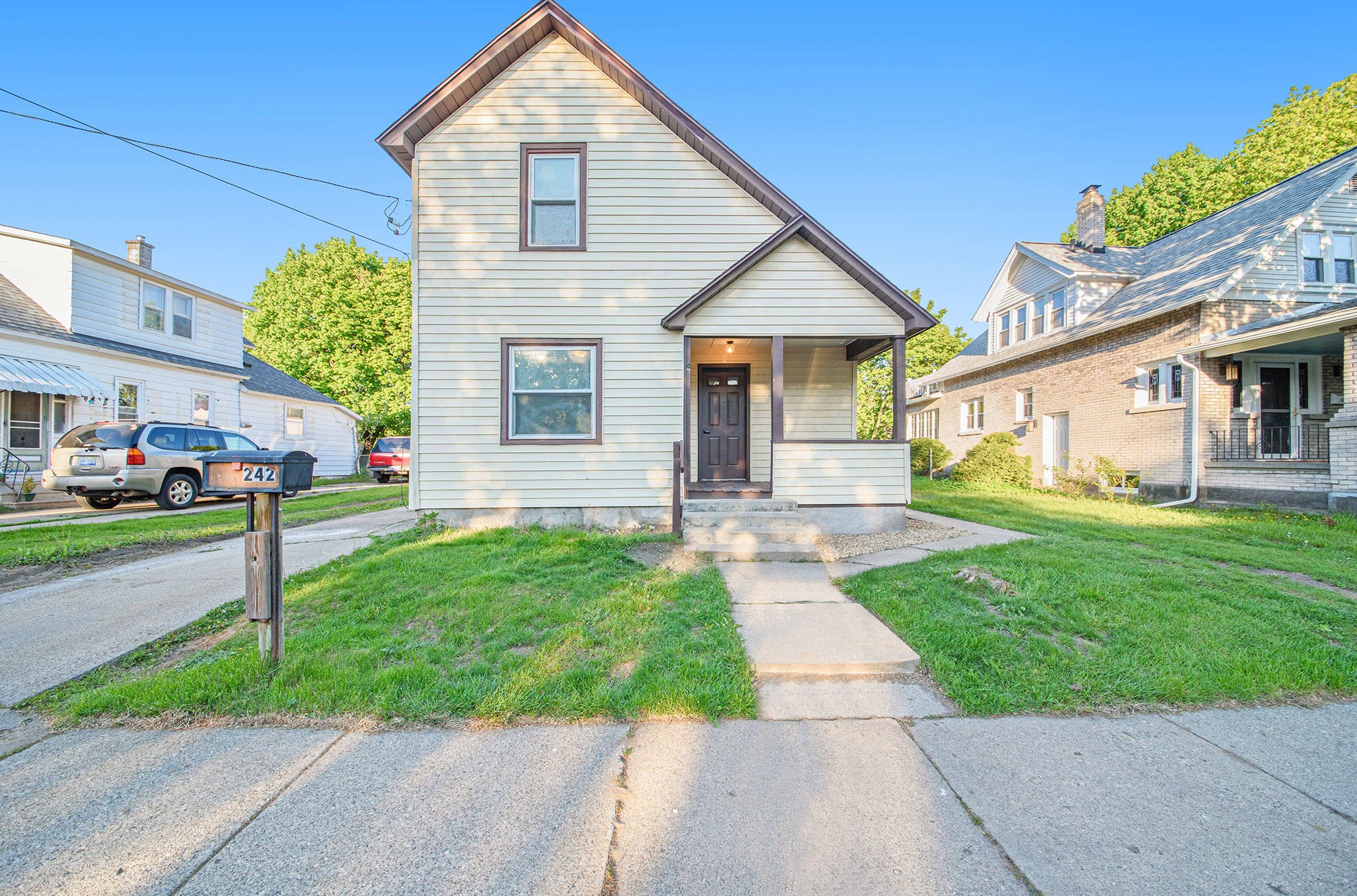 242 Ives Ave, Grand Rapids MI  49504-6063 exterior