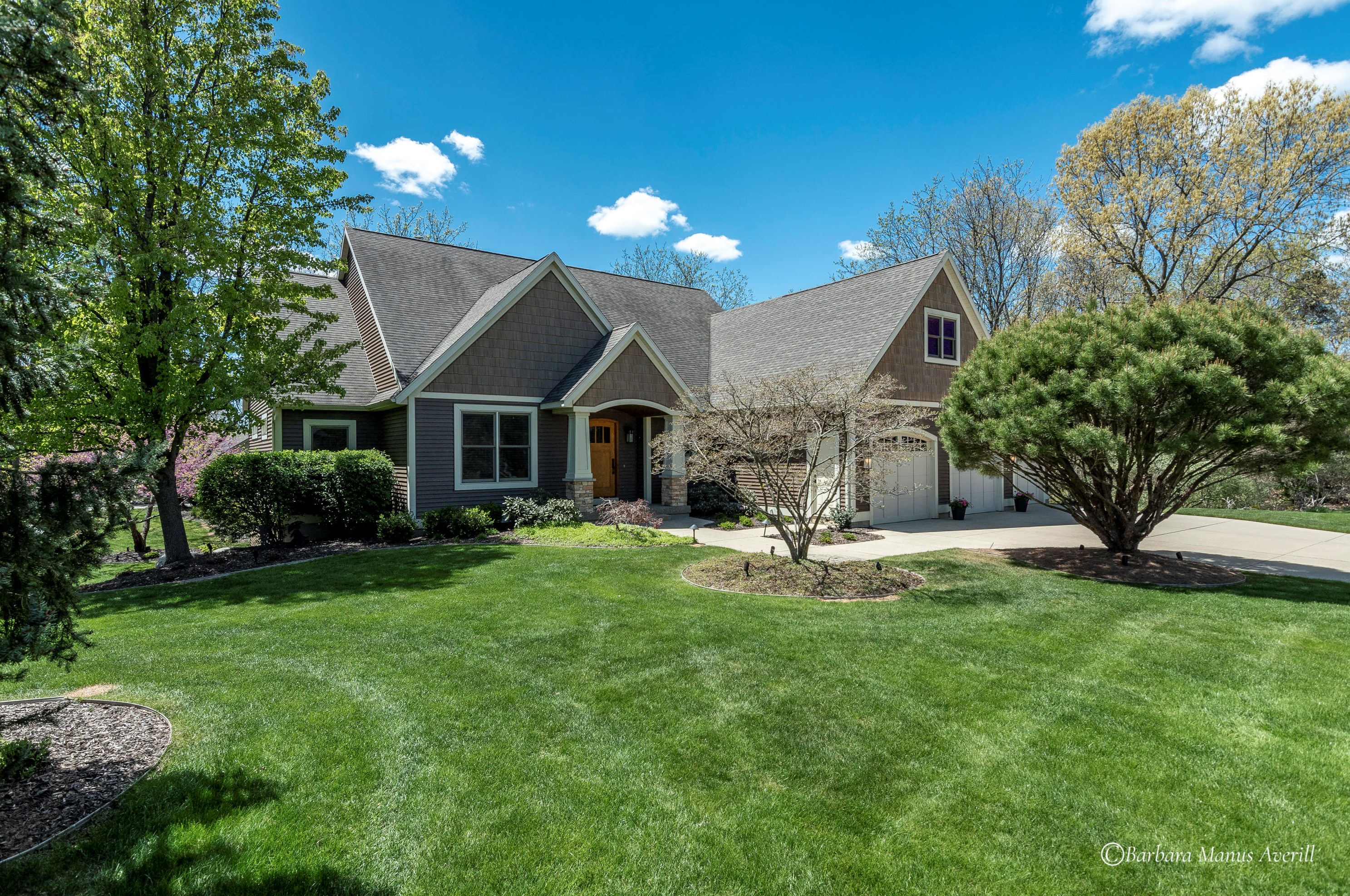 7800 Ashwood Dr, Ada, MI 49301-9207