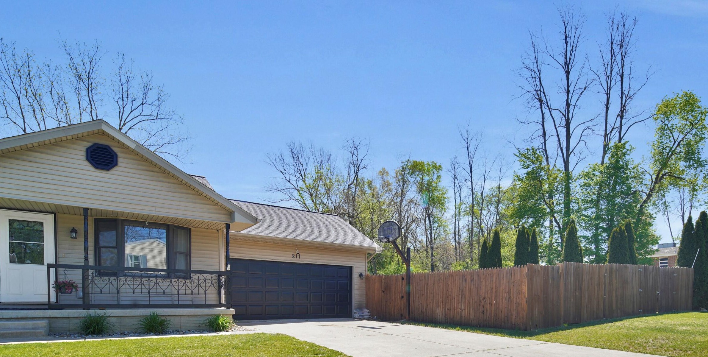 211 Comstock St, Jackson, MI 49203-6026