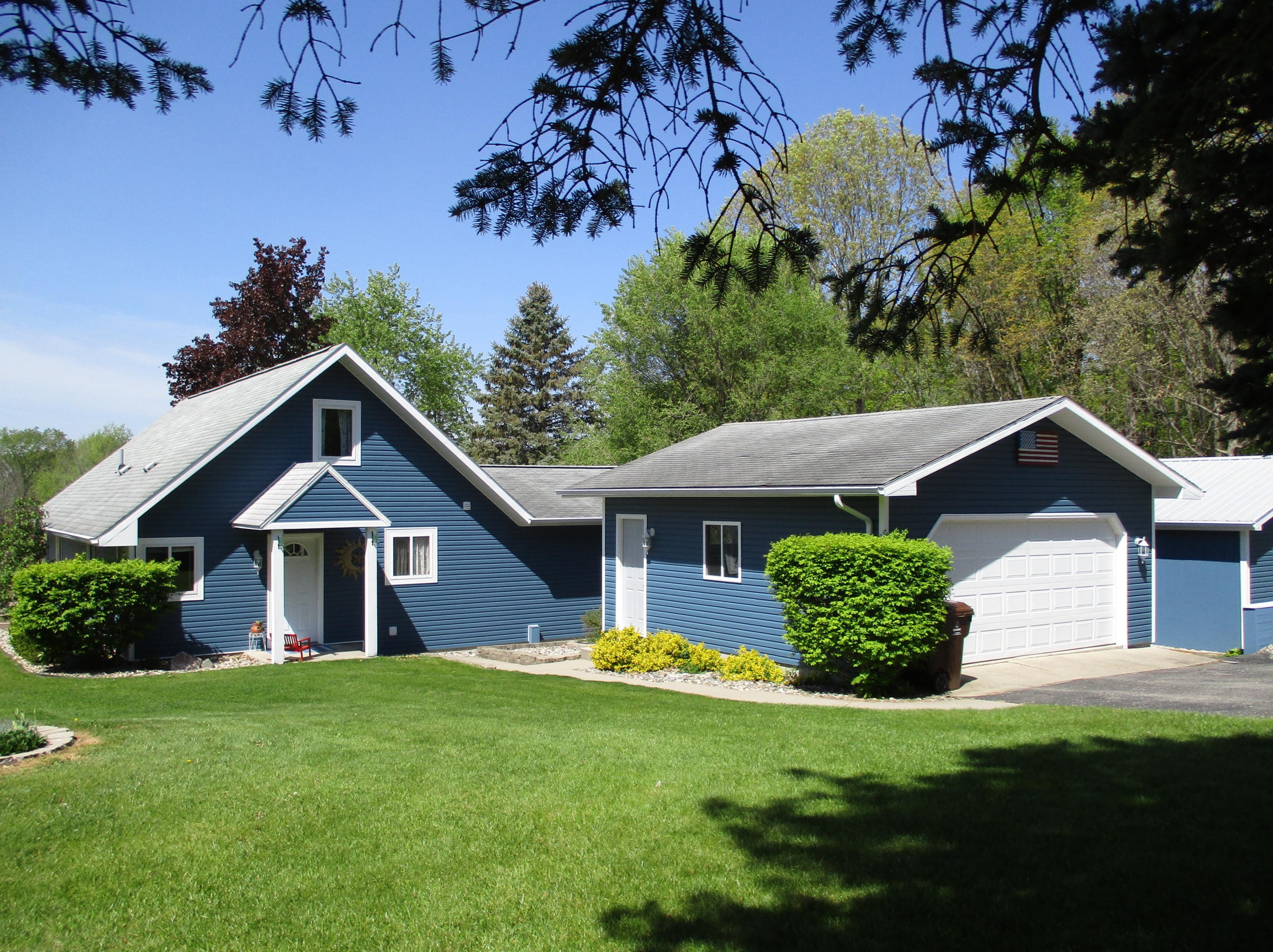 3955 E Shore Dr, Stanton, MI 48888