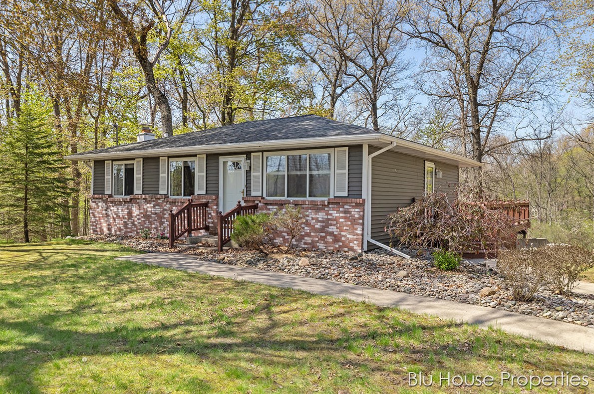 601 Mccabe Ave, Ada, MI 49301-9754