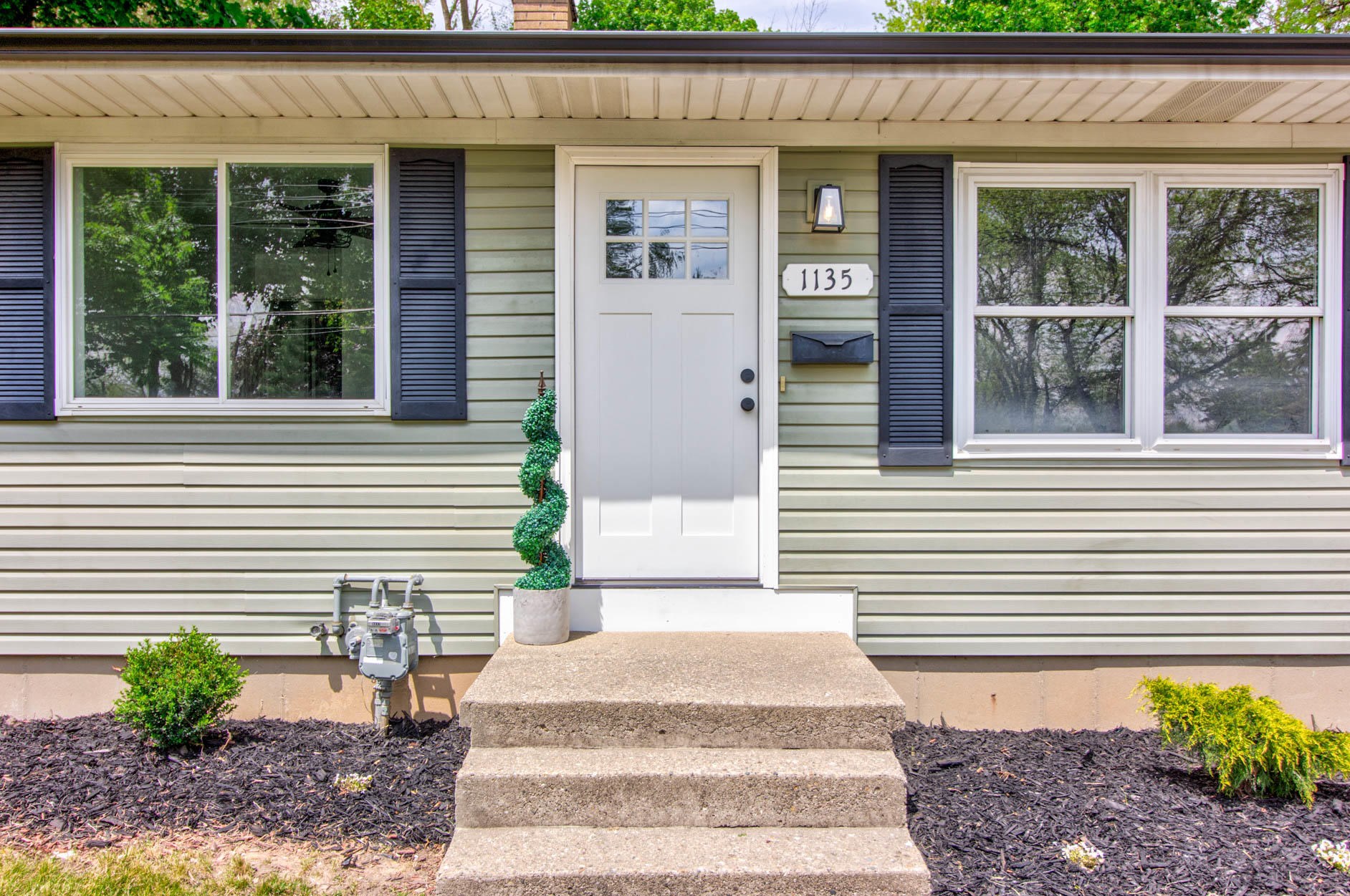 1135 Kentwood St, Grand Rapids MI  49505-4839 exterior