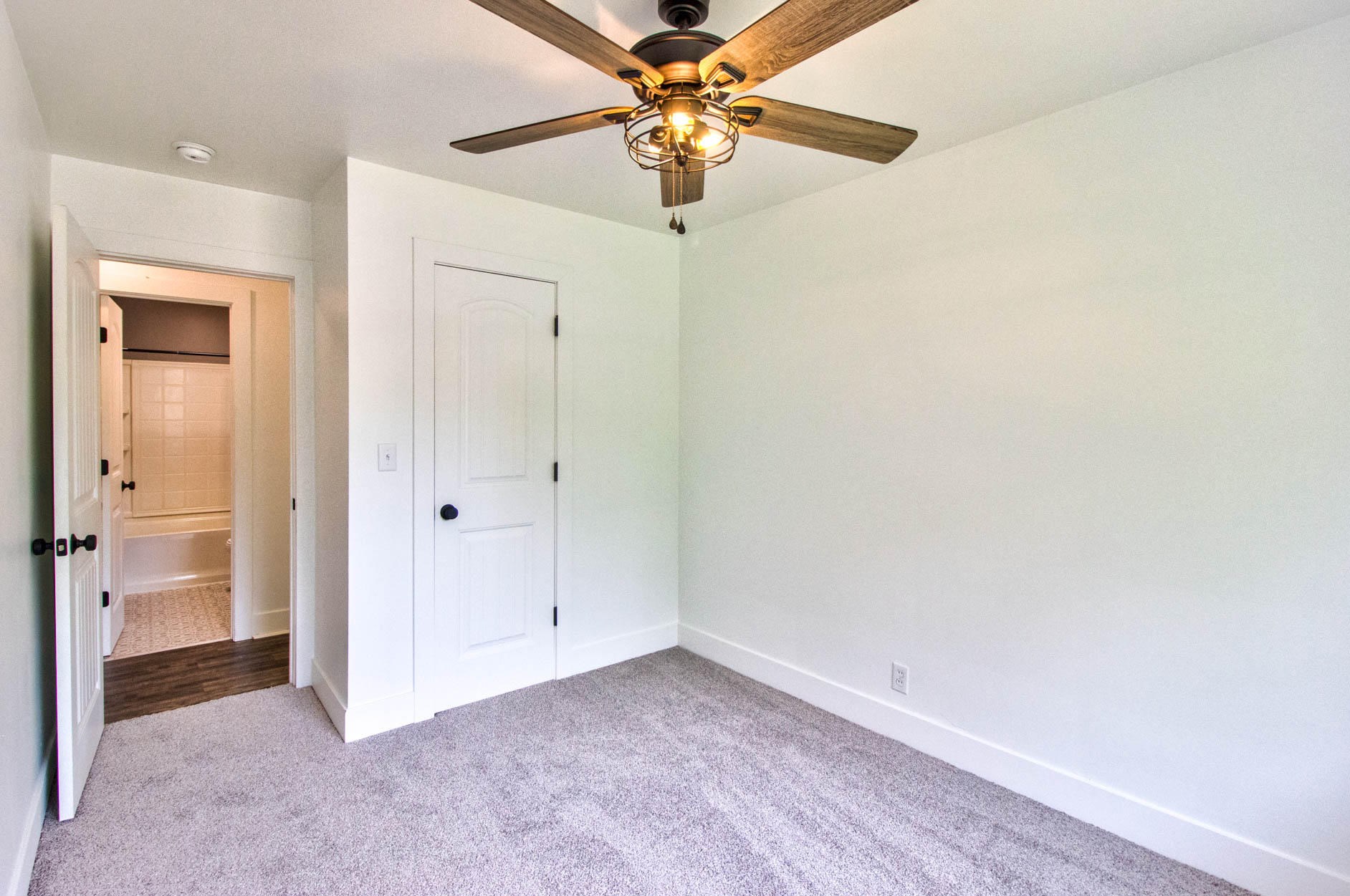 1135 Kentwood St, Grand Rapids MI  49505-4839 exterior