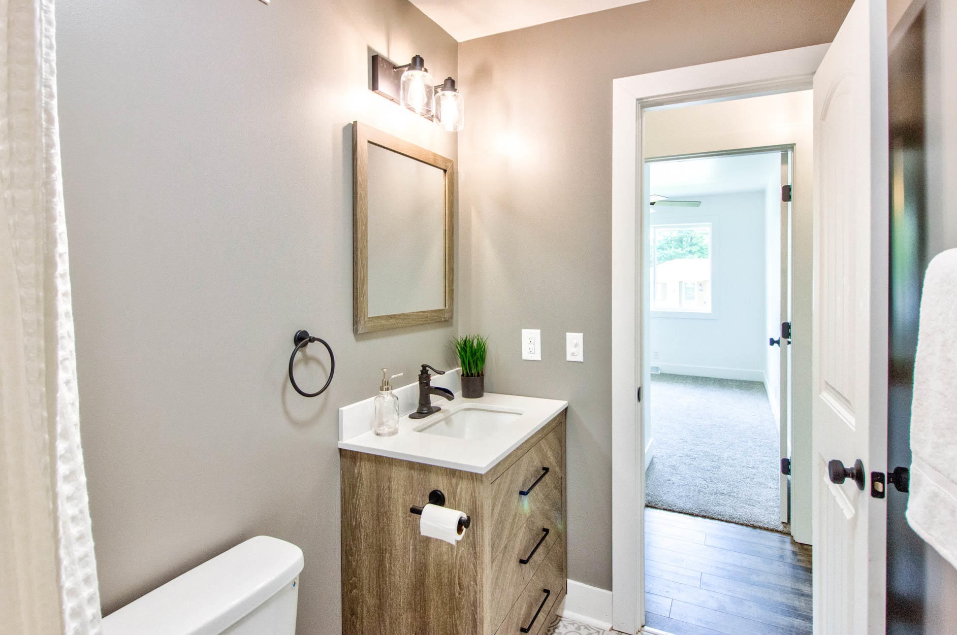 1135 Kentwood St, Grand Rapids MI  49505-4839 exterior