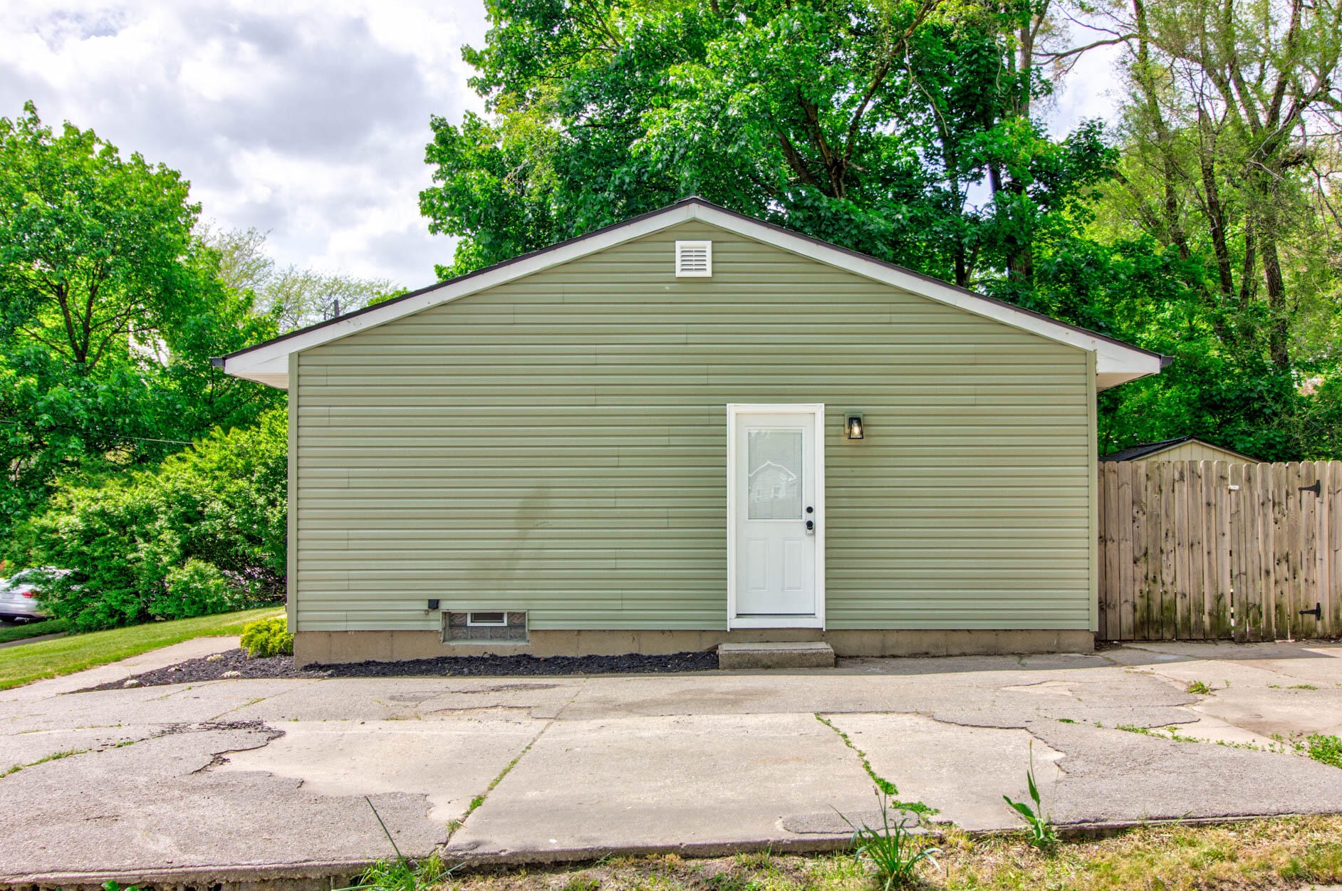 1135 Kentwood St, Grand Rapids MI  49505-4839 exterior