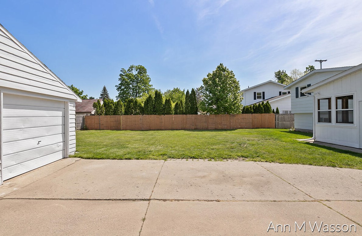 923 Kelsey St, Grand Rapids MI  49505-3711 exterior