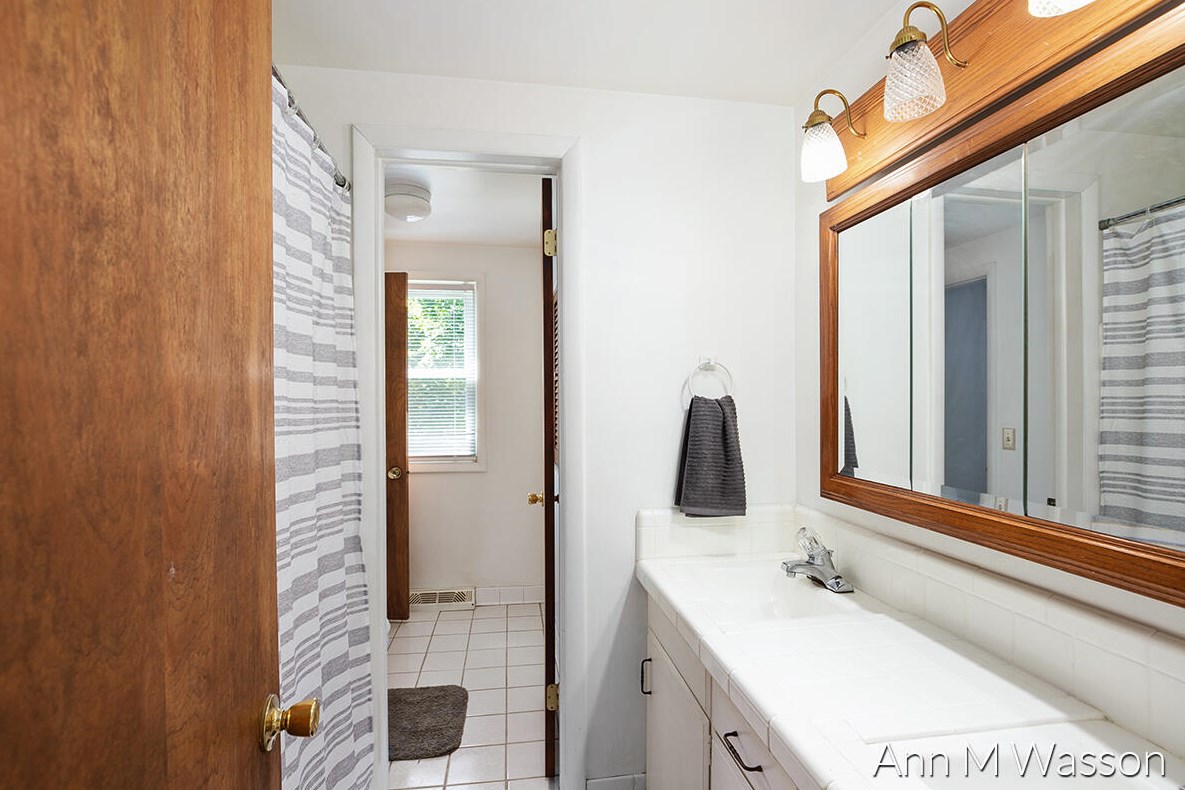 923 Kelsey St, Grand Rapids MI  49505-3711 exterior