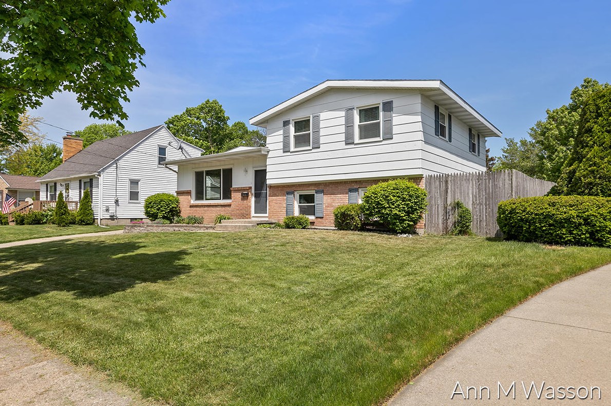 923 Kelsey St, Grand Rapids, MI 49505-3711