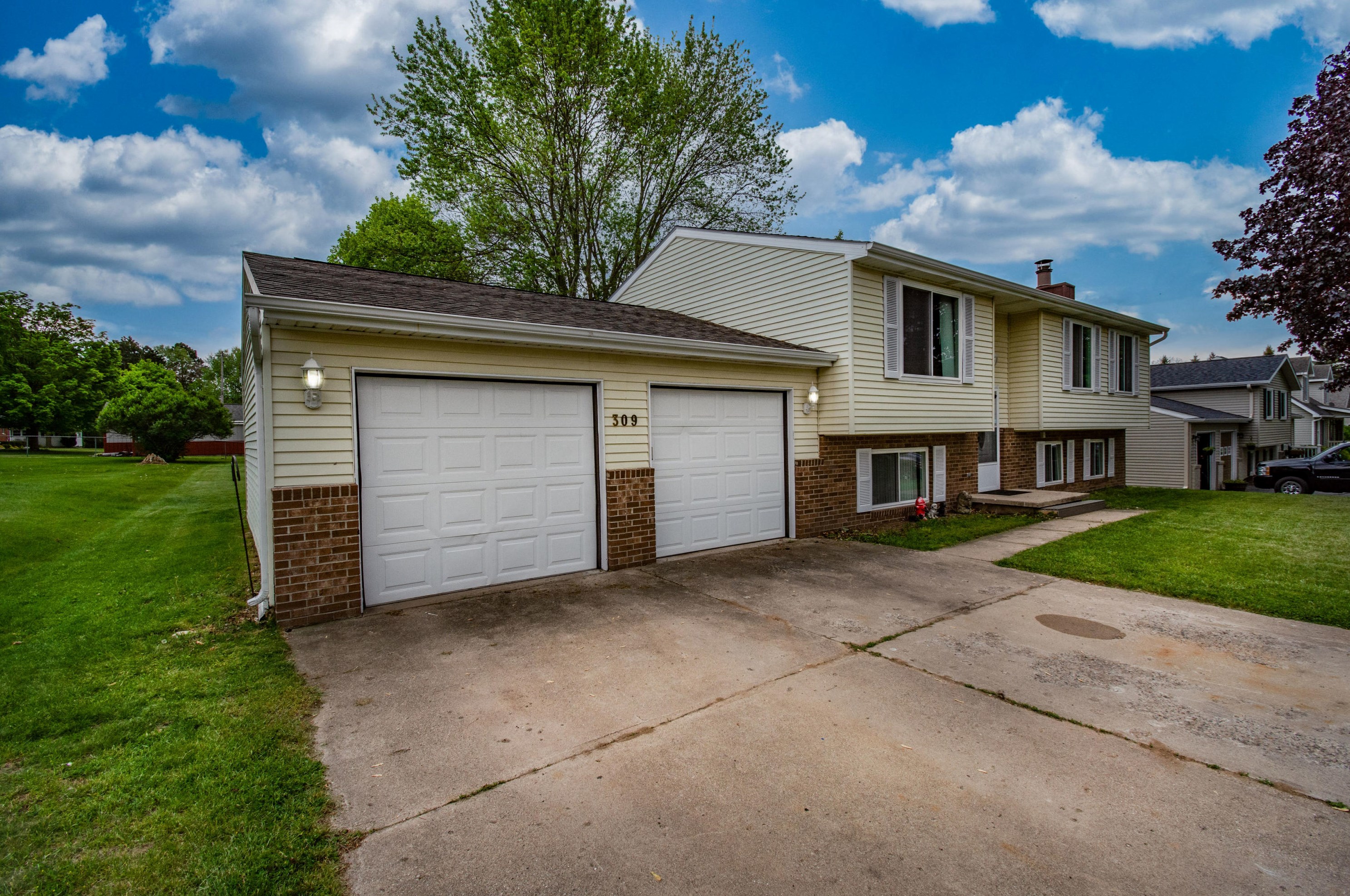 309 Case St, Jonesville, MI 49250
