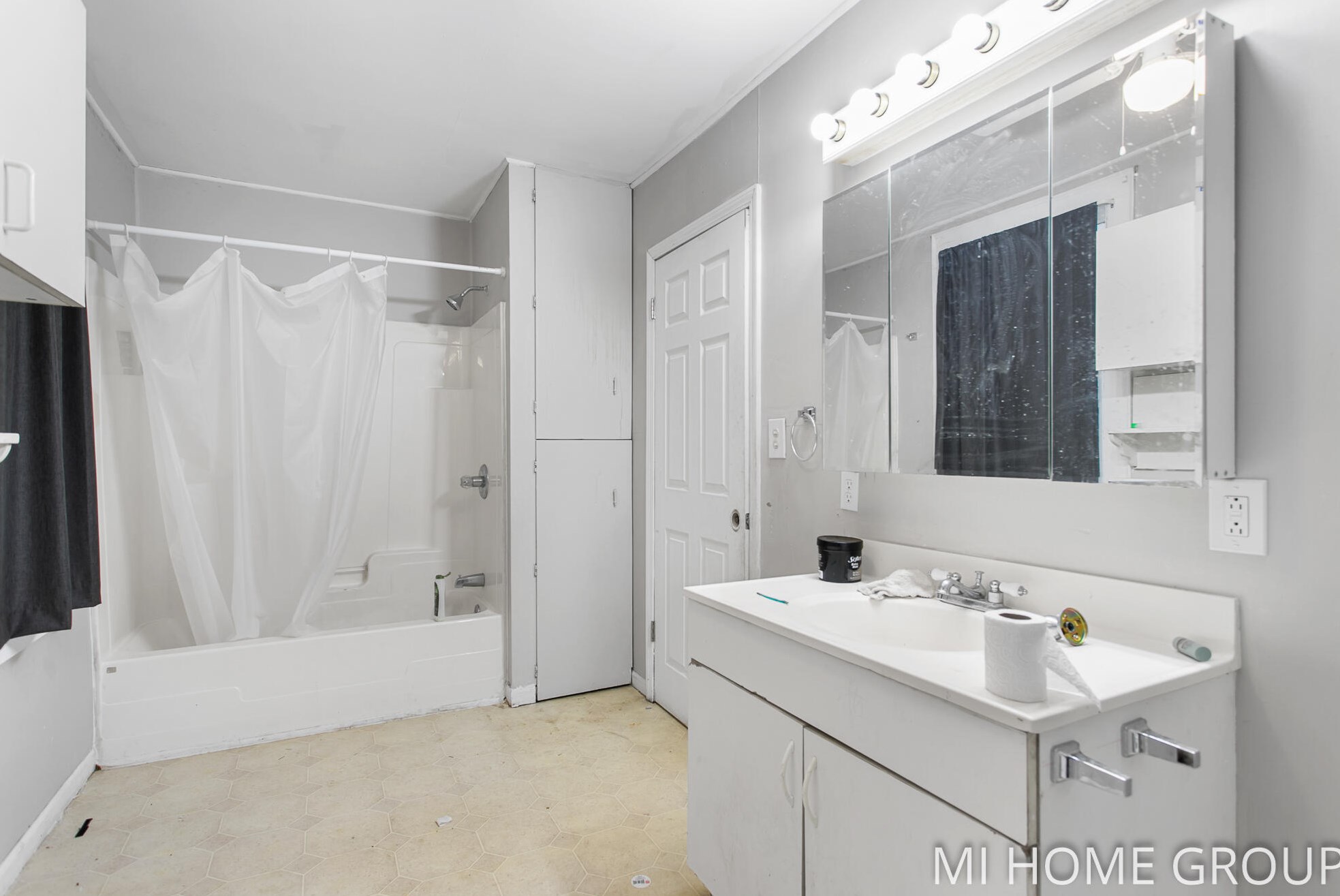 820 1 St, Grand Rapids MI 49504-5575 exterior