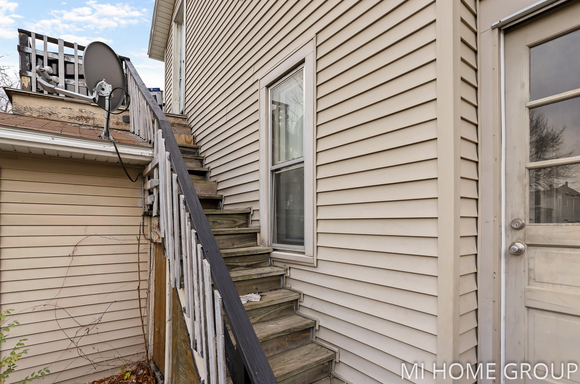 820 1 St, Grand Rapids MI 49504-5575 exterior