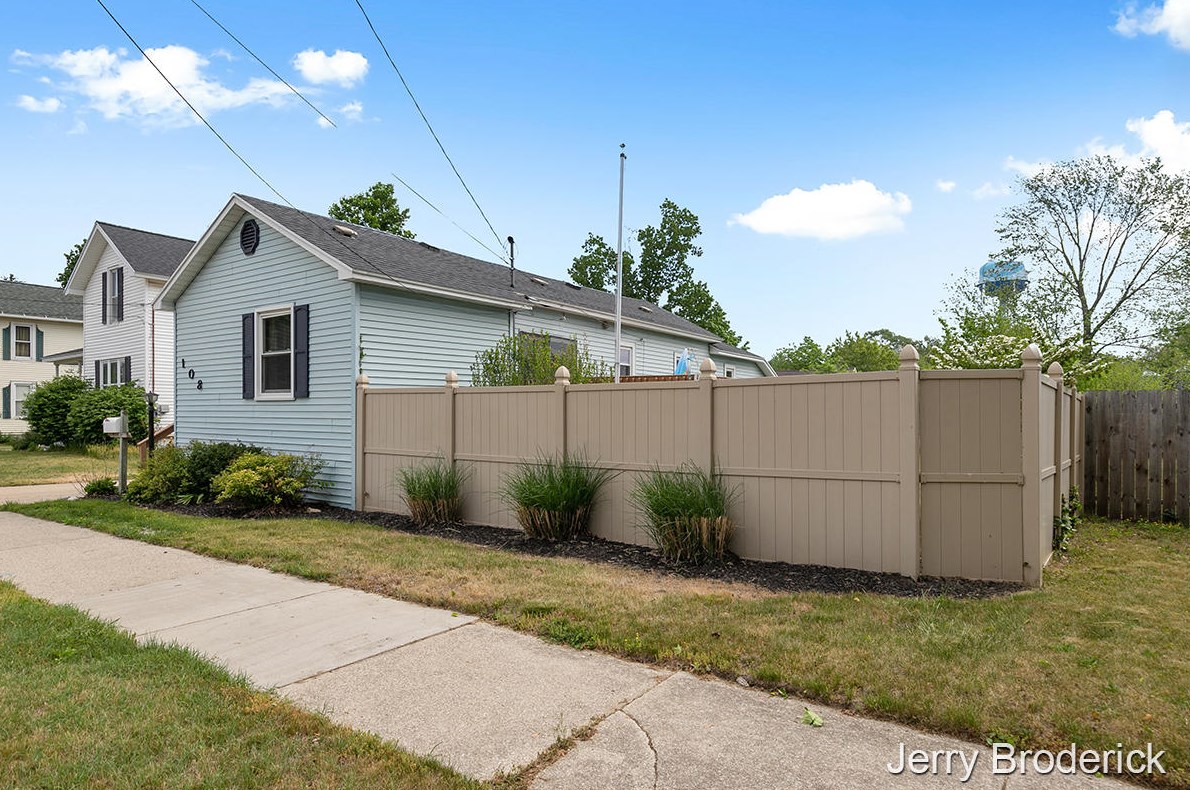 108 Maple St, Sparta, MI 49345-1310